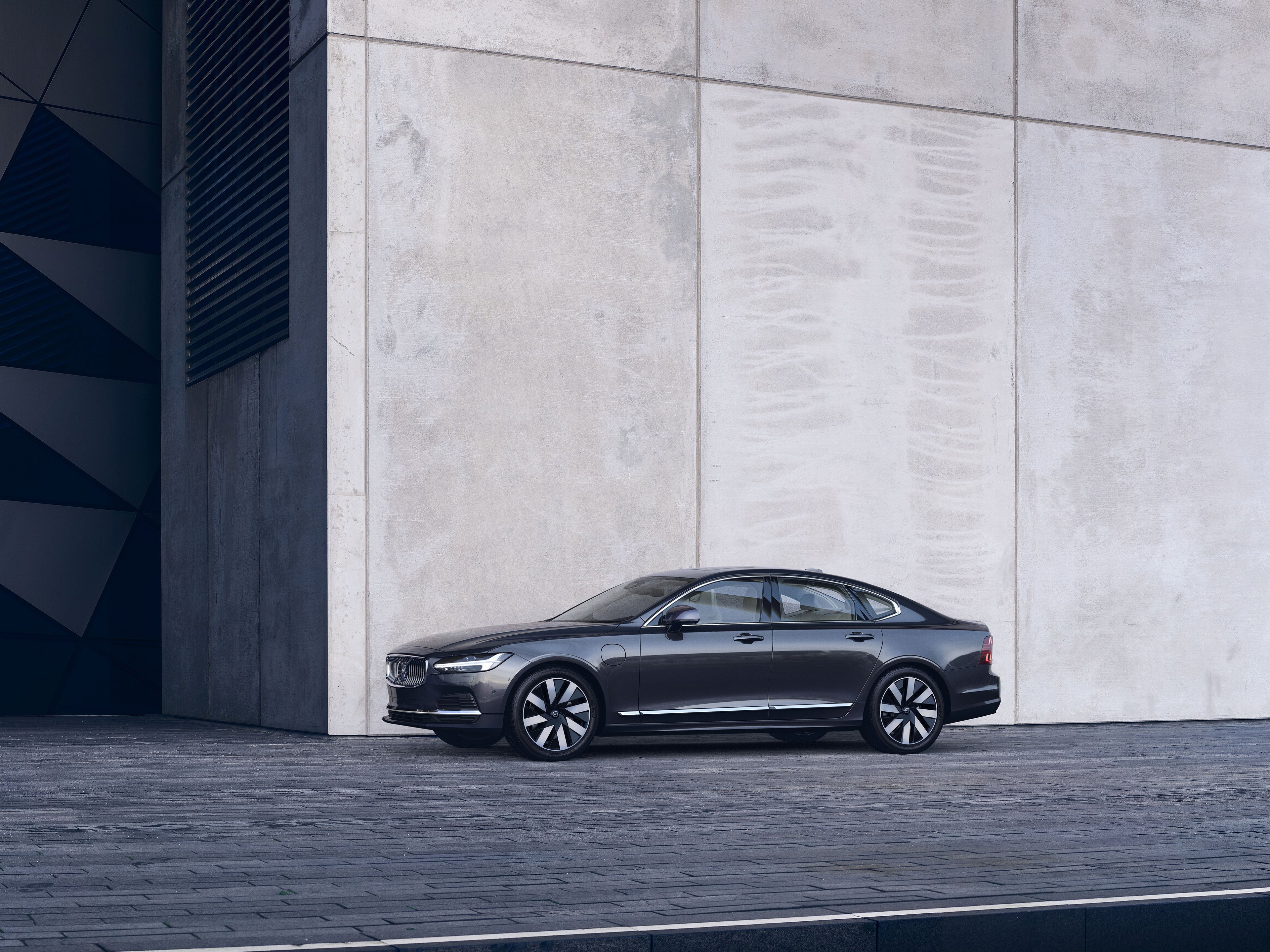 Volvo S90 stojące przy ścianie budynku, pokazane bokiem