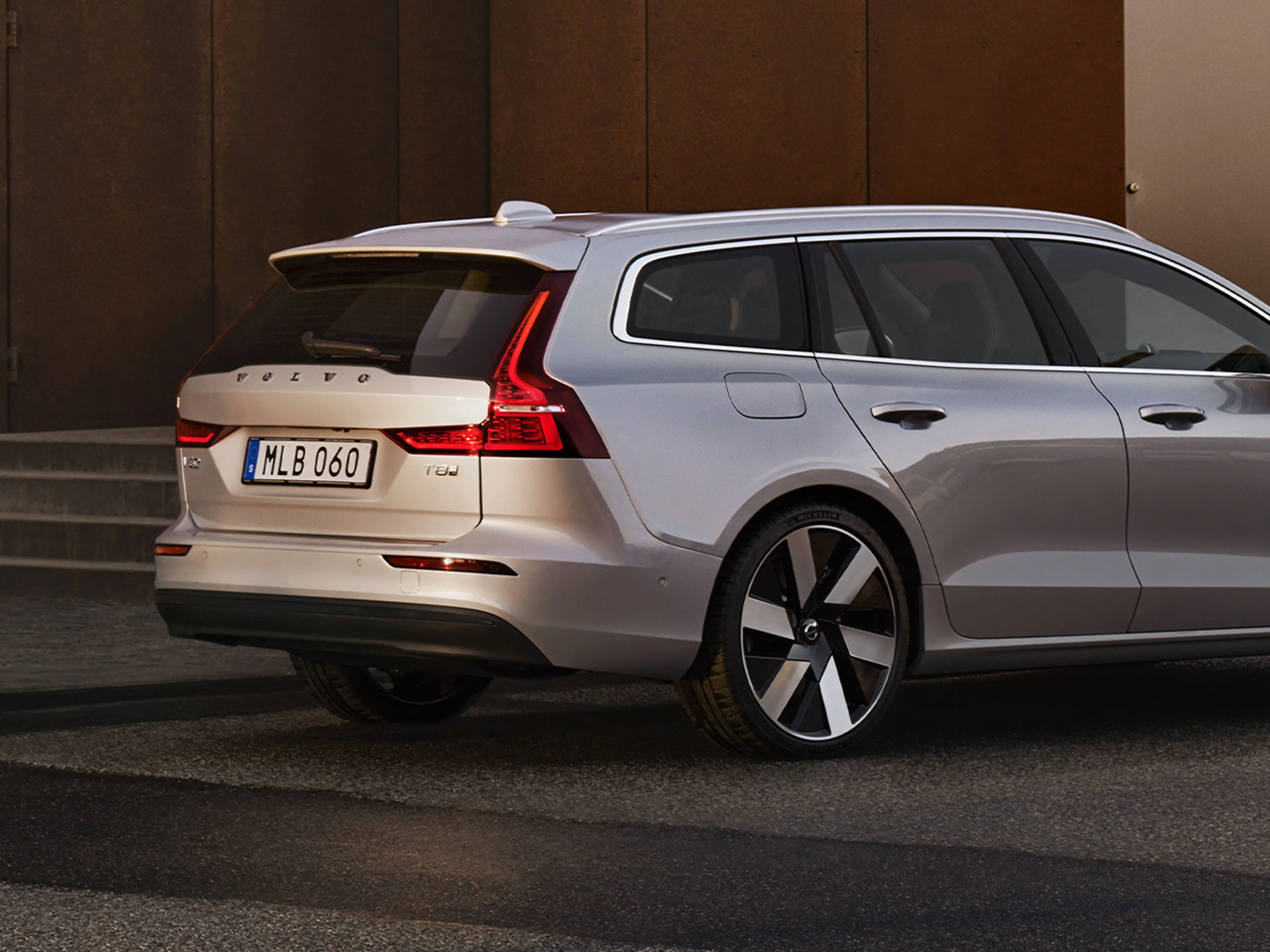 Silverfärgad Volvo V60 snett bakifrån