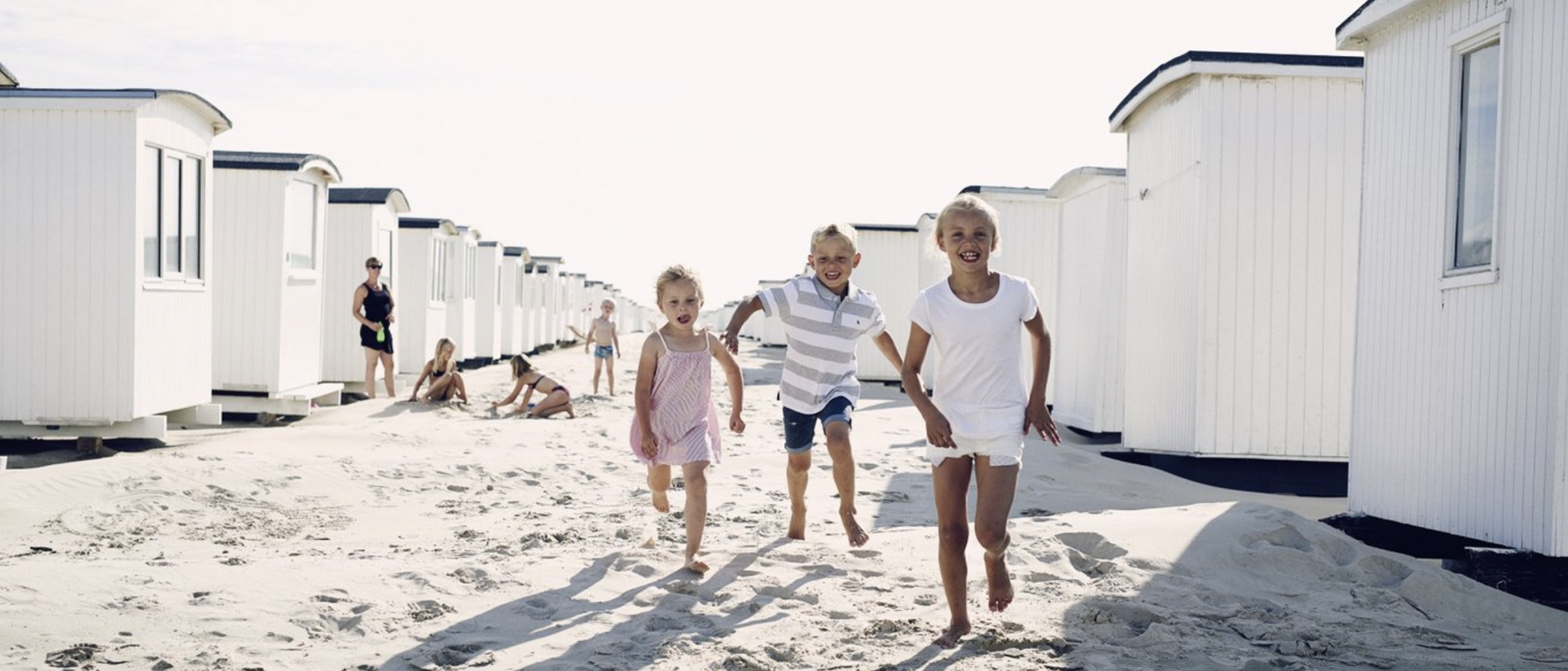 Barn løpende på en strand på Jylland