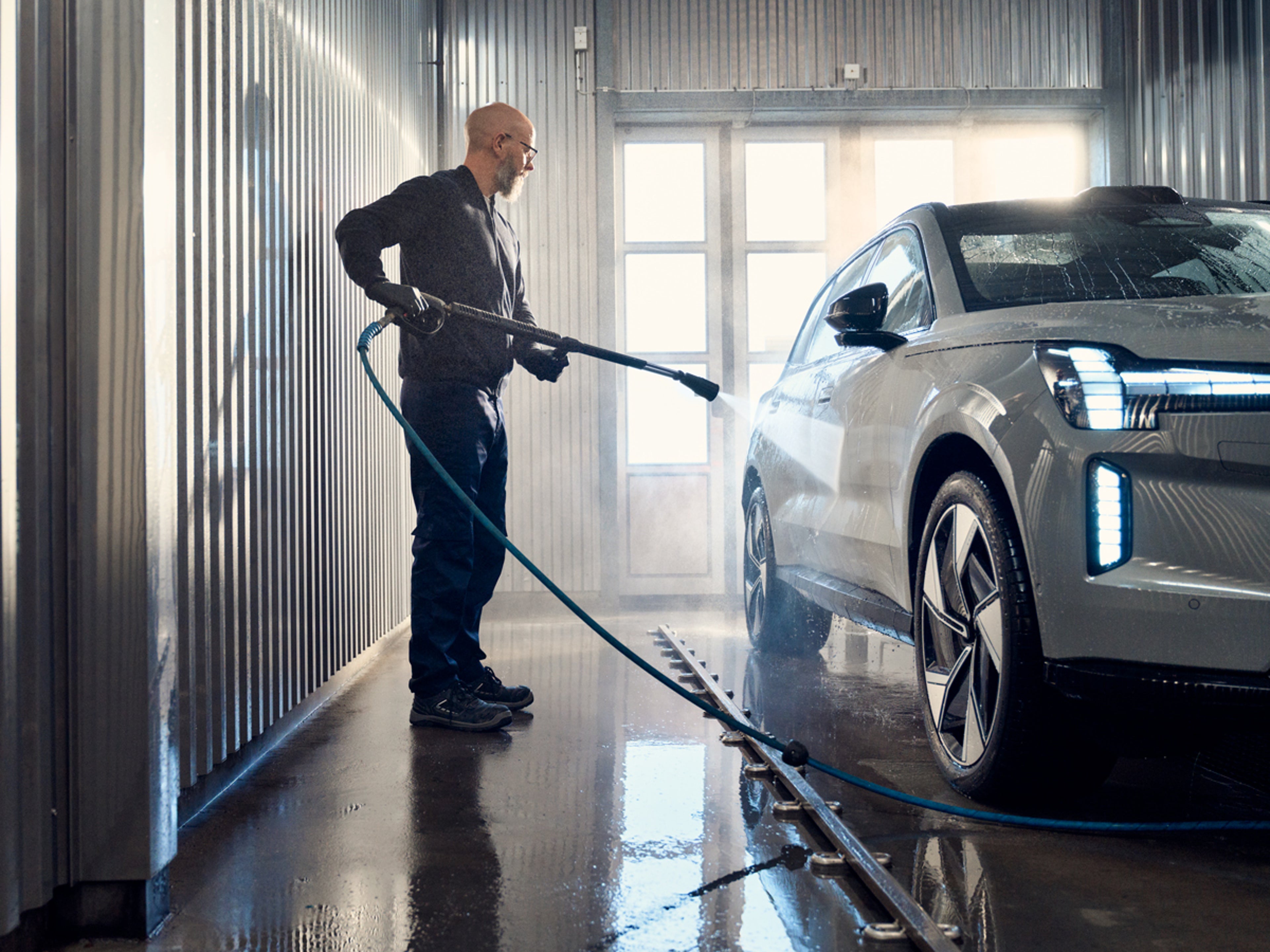 Volvo Servicetekniker tvättar en Volvo