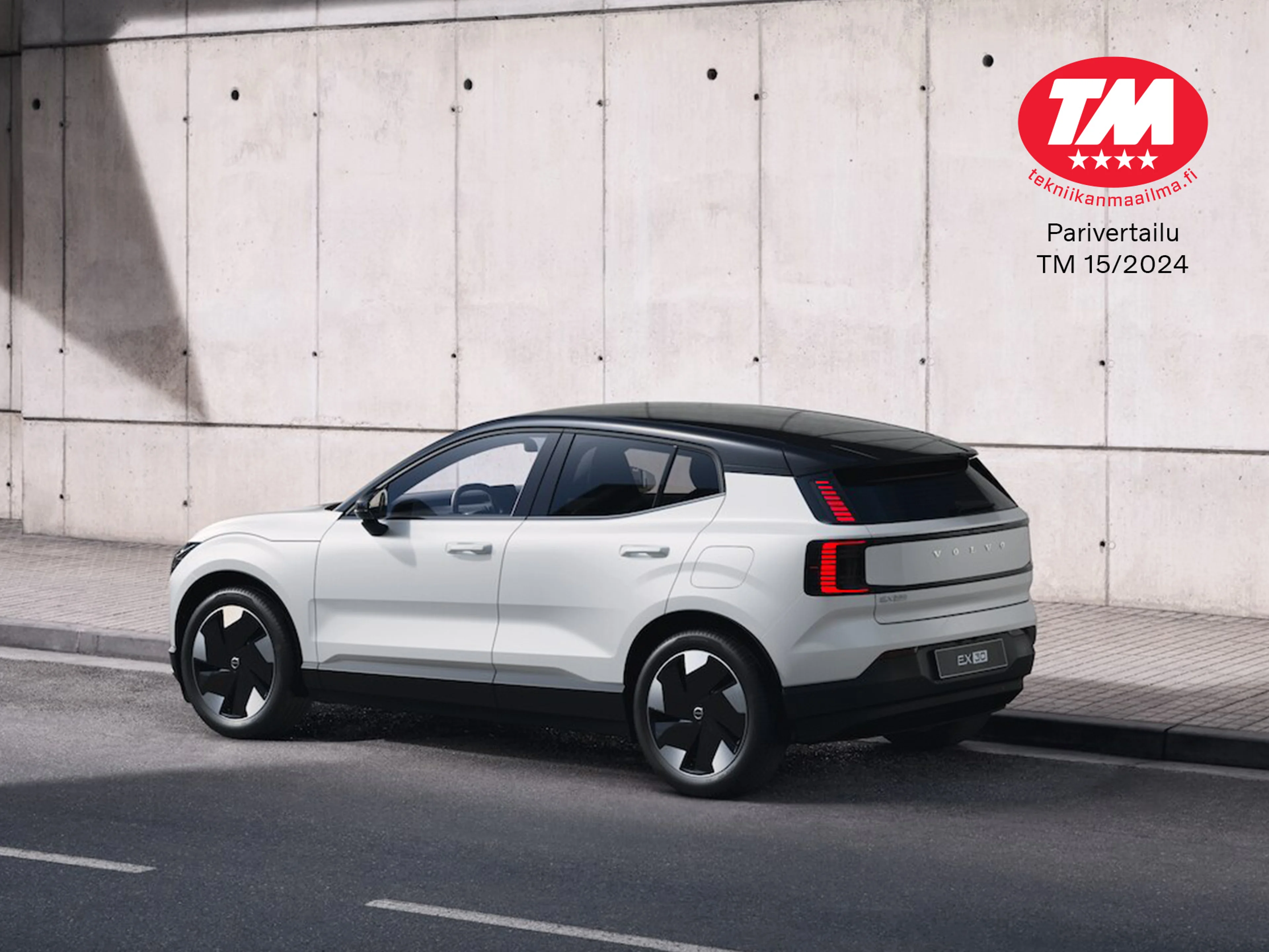 Crystal White -värinen Volvo EX30 täyssähköauto ja Tekniikan Maailman neljä tähteä logo.