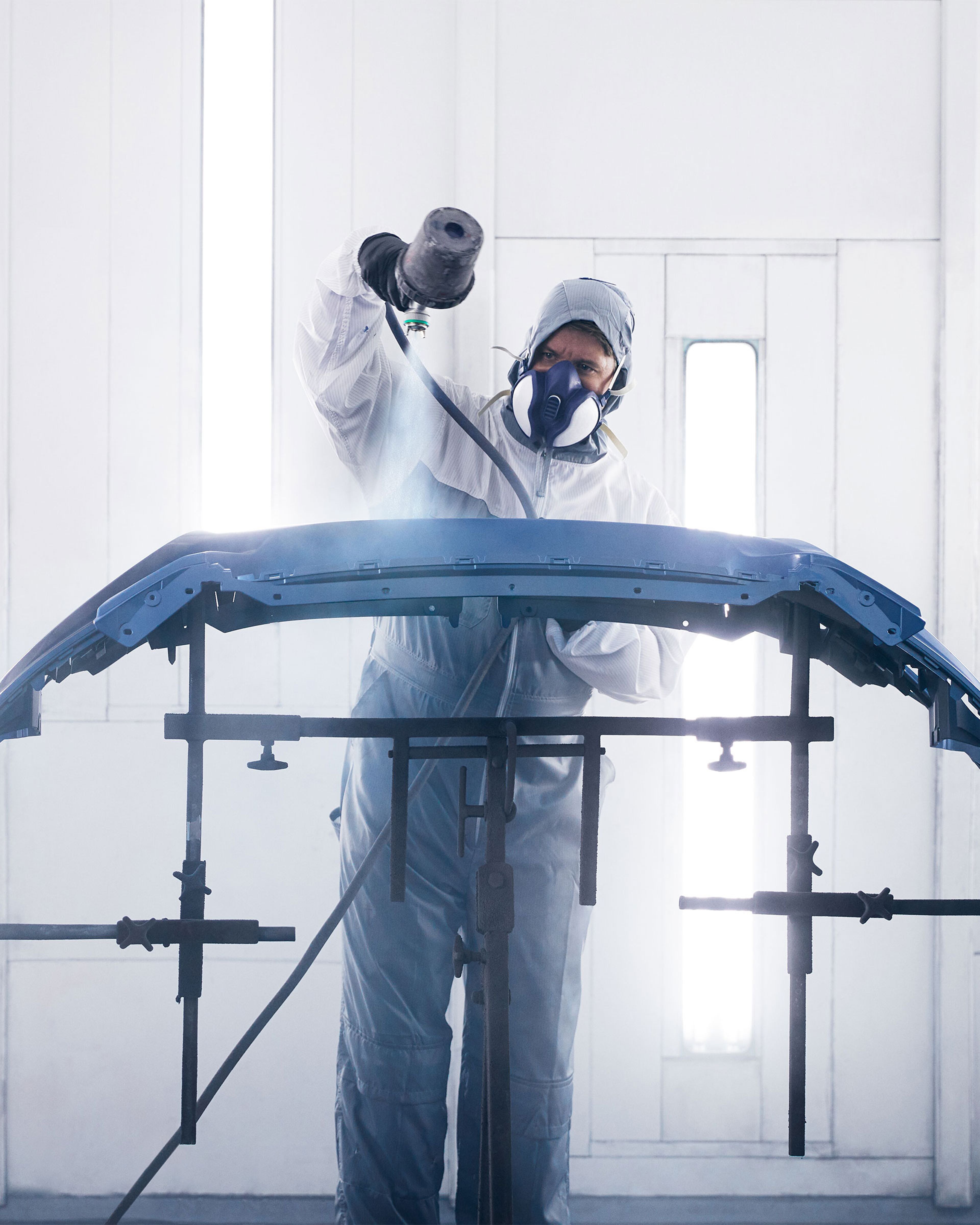 Man som lackerar en bil