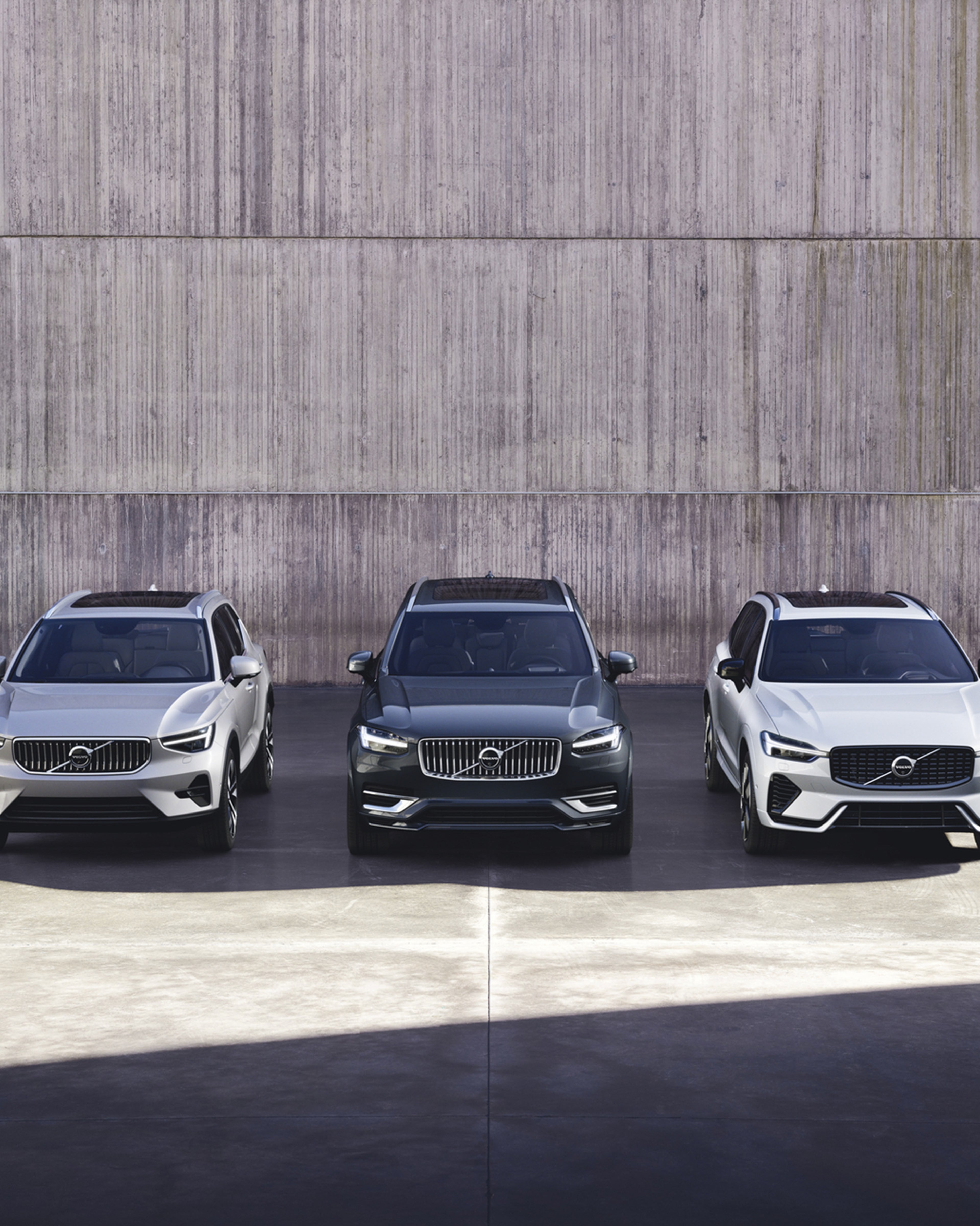 Volvo XC40, XC60 ja XC90 lataushybridit pysäköitynä vierekkäin.
