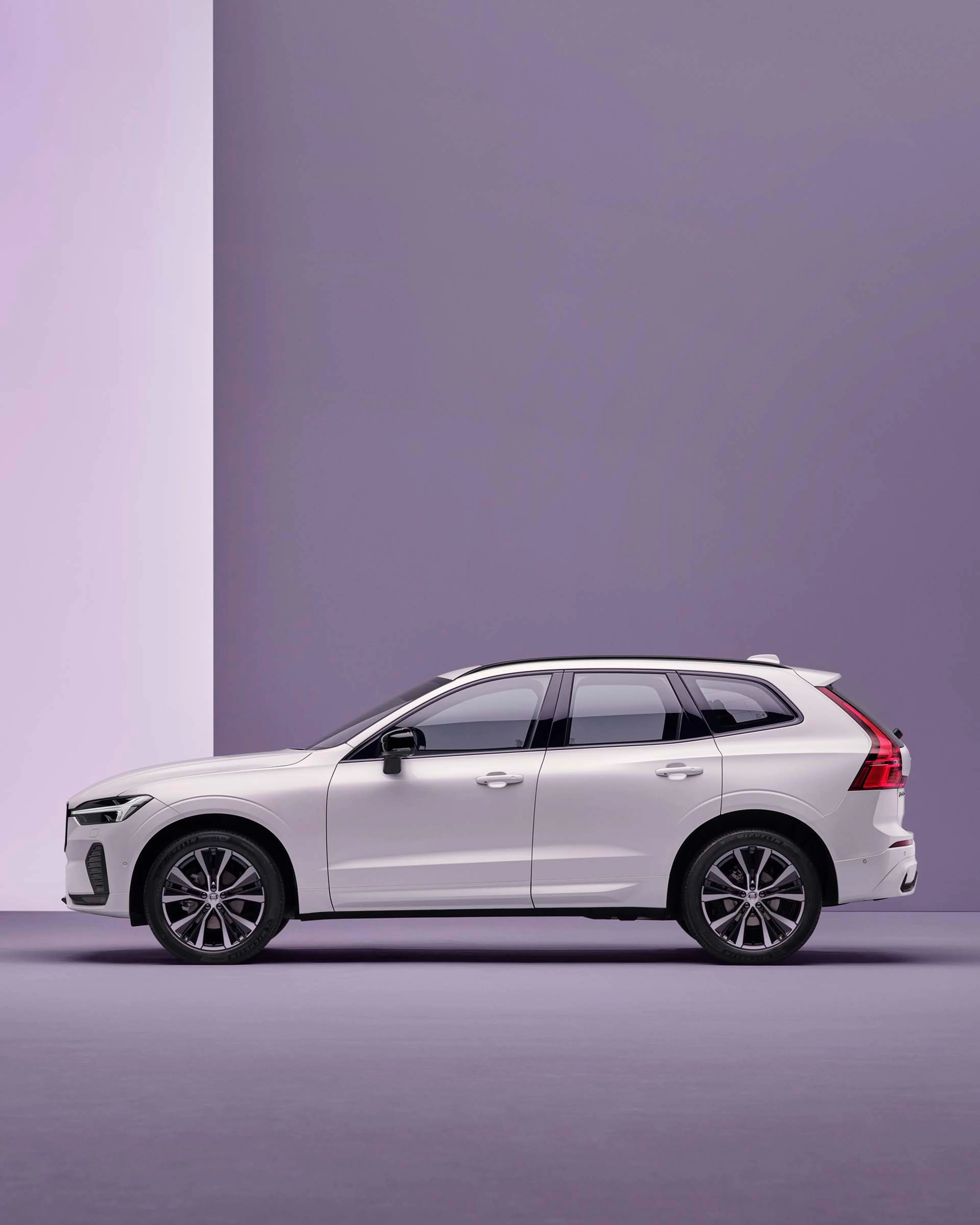 Volvo XC60 B5 mild hybrid color blanco fondo morado