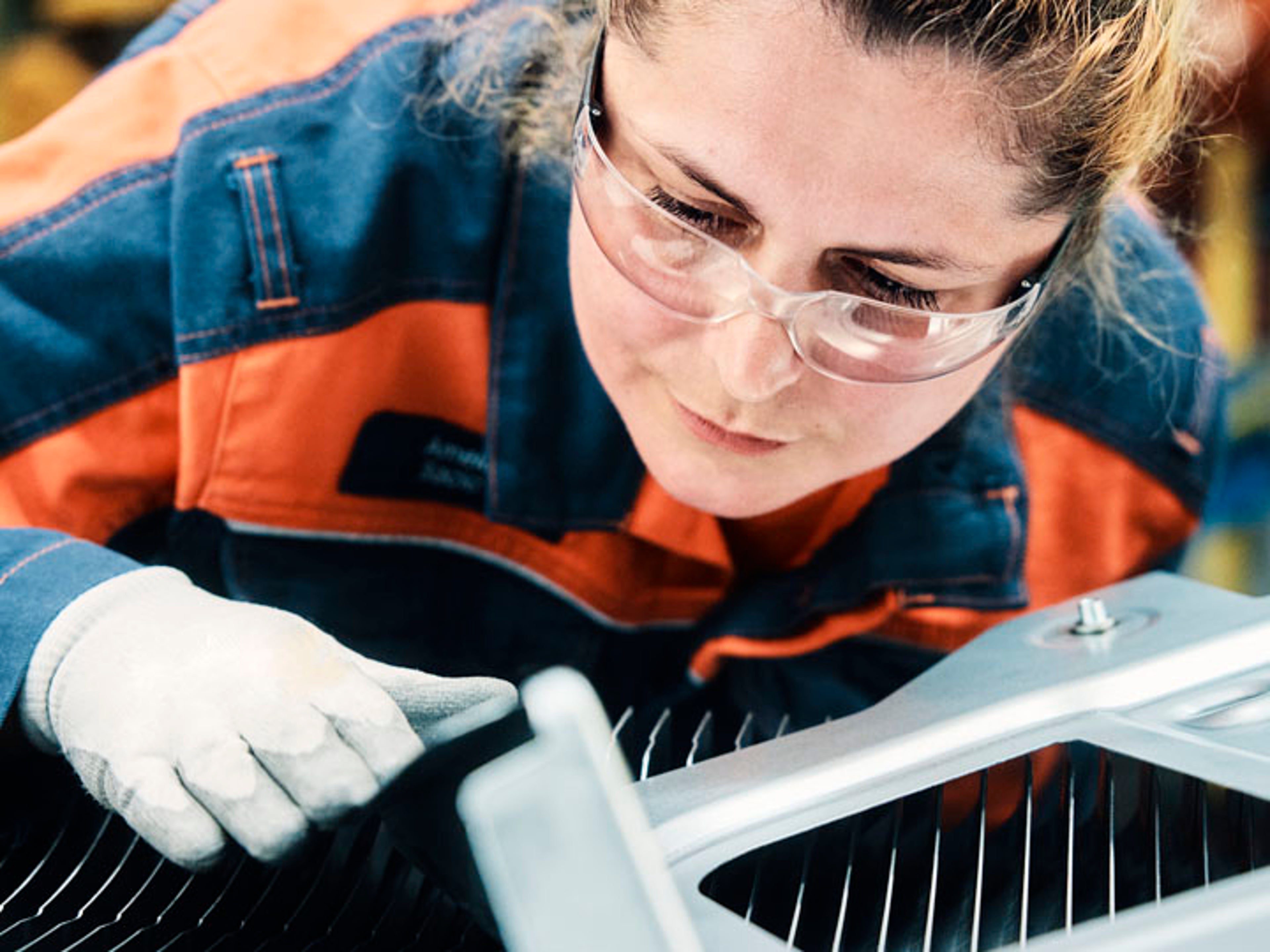 Mecánica Volvo haciendo una comprobación