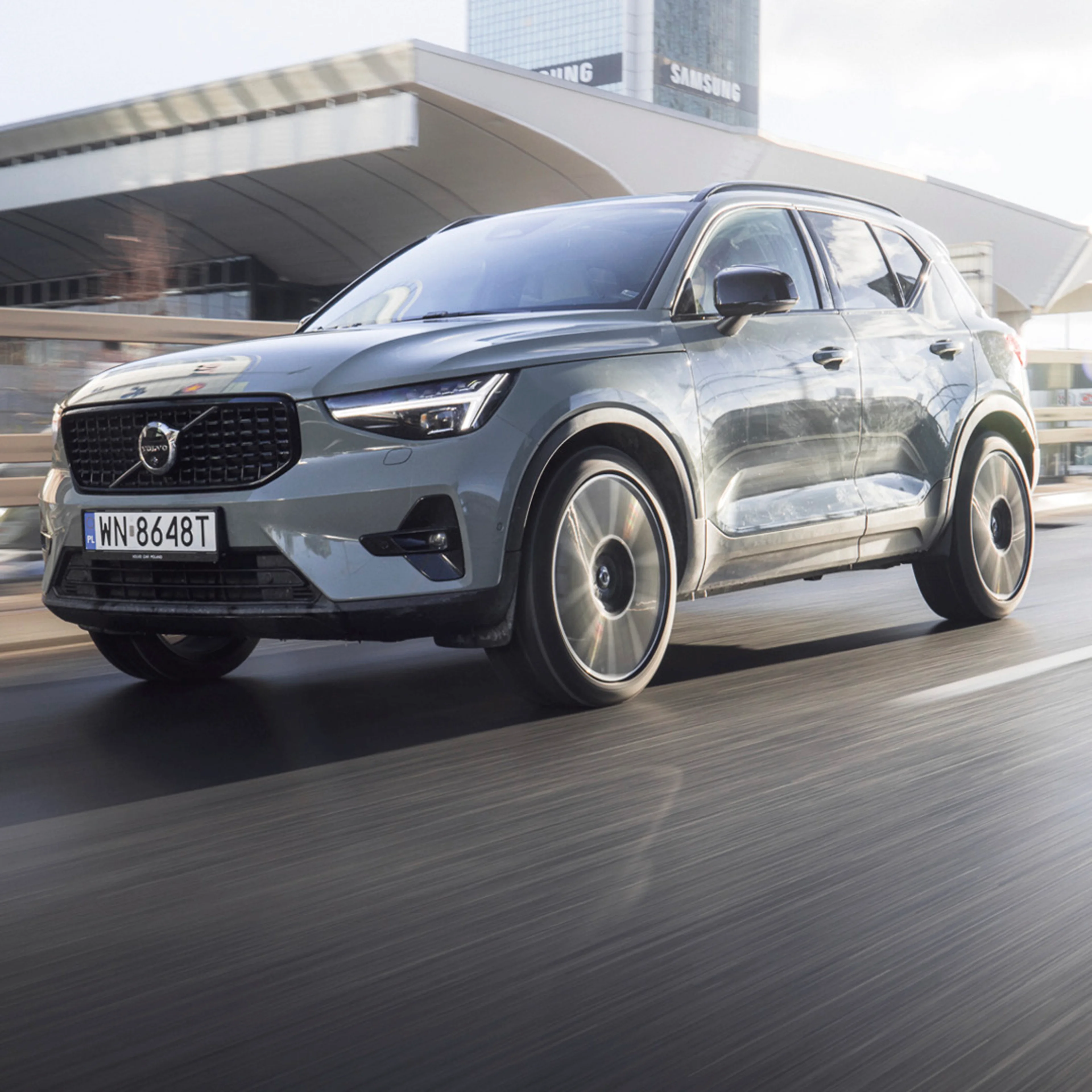Volvo XC40 jadące miastem ulicą