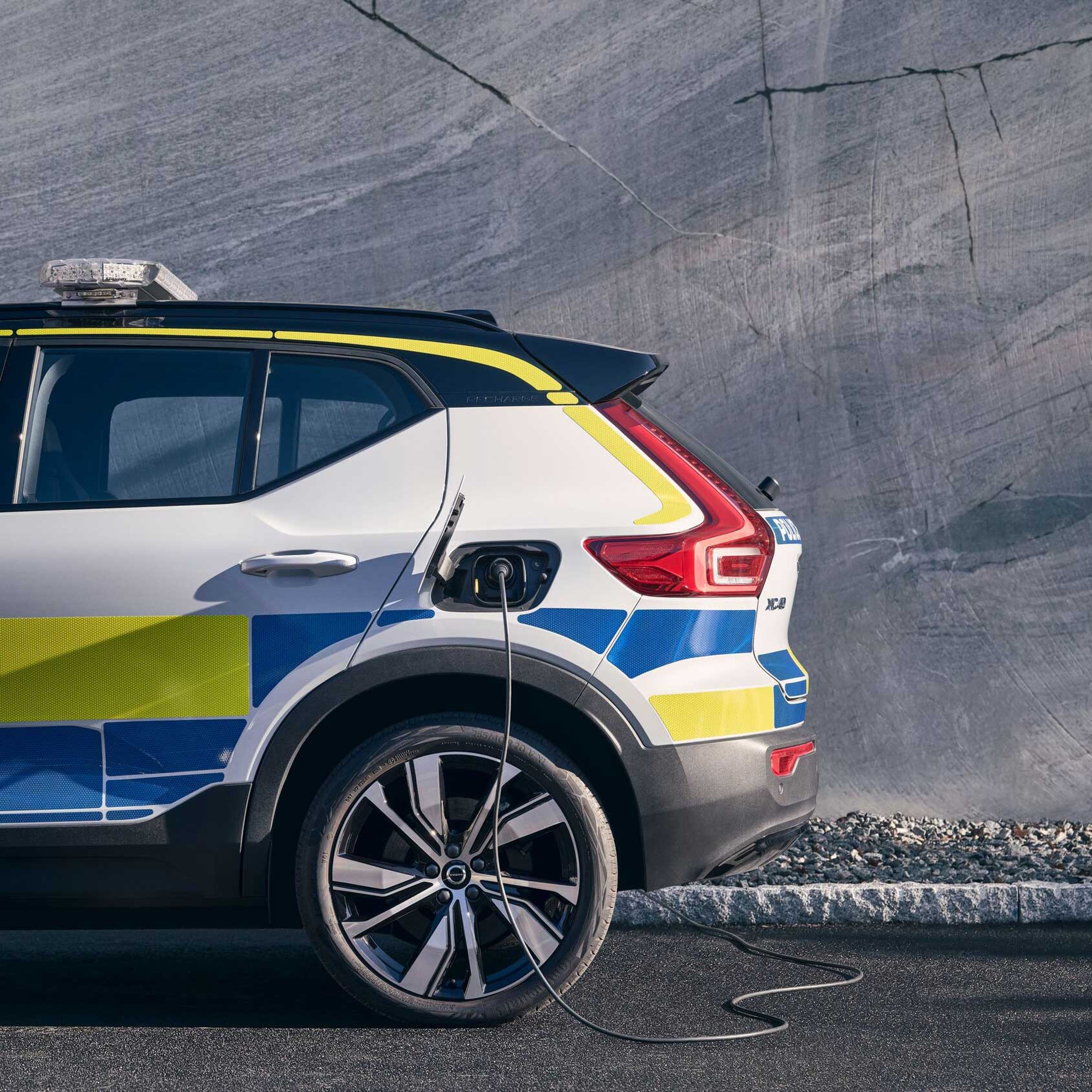 En bil med politi mærkning ses ligefra fra siden