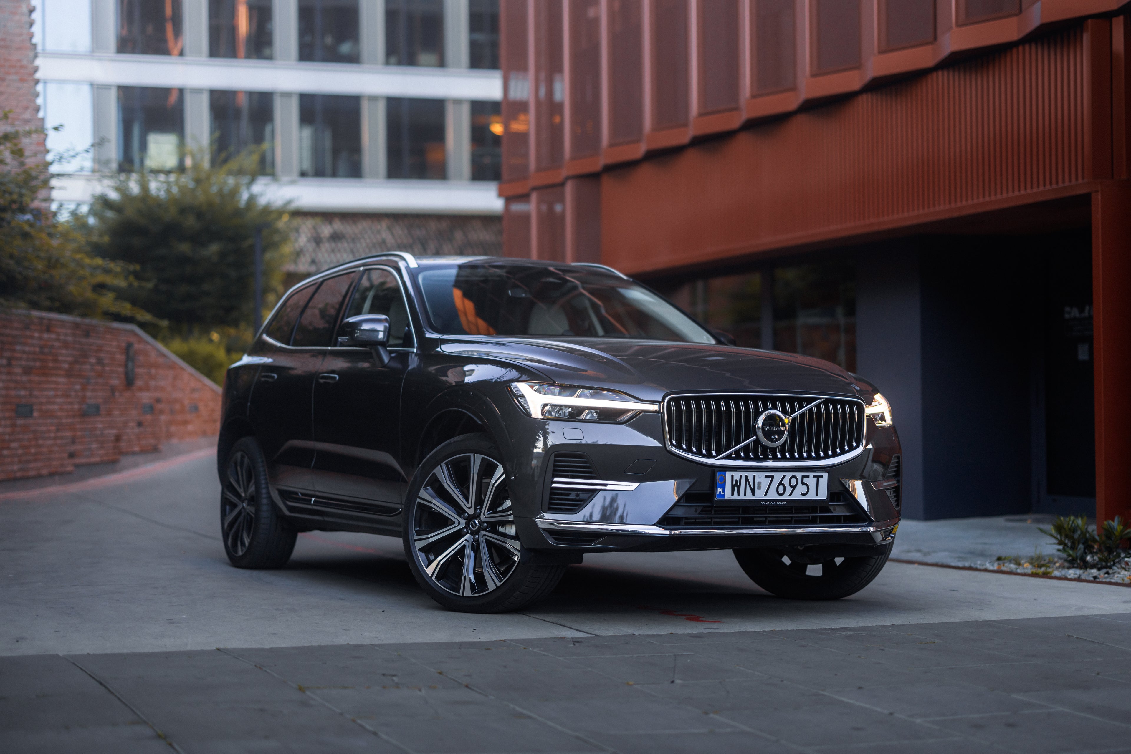 Volvo pokazane przodem pomiędzy budynkami