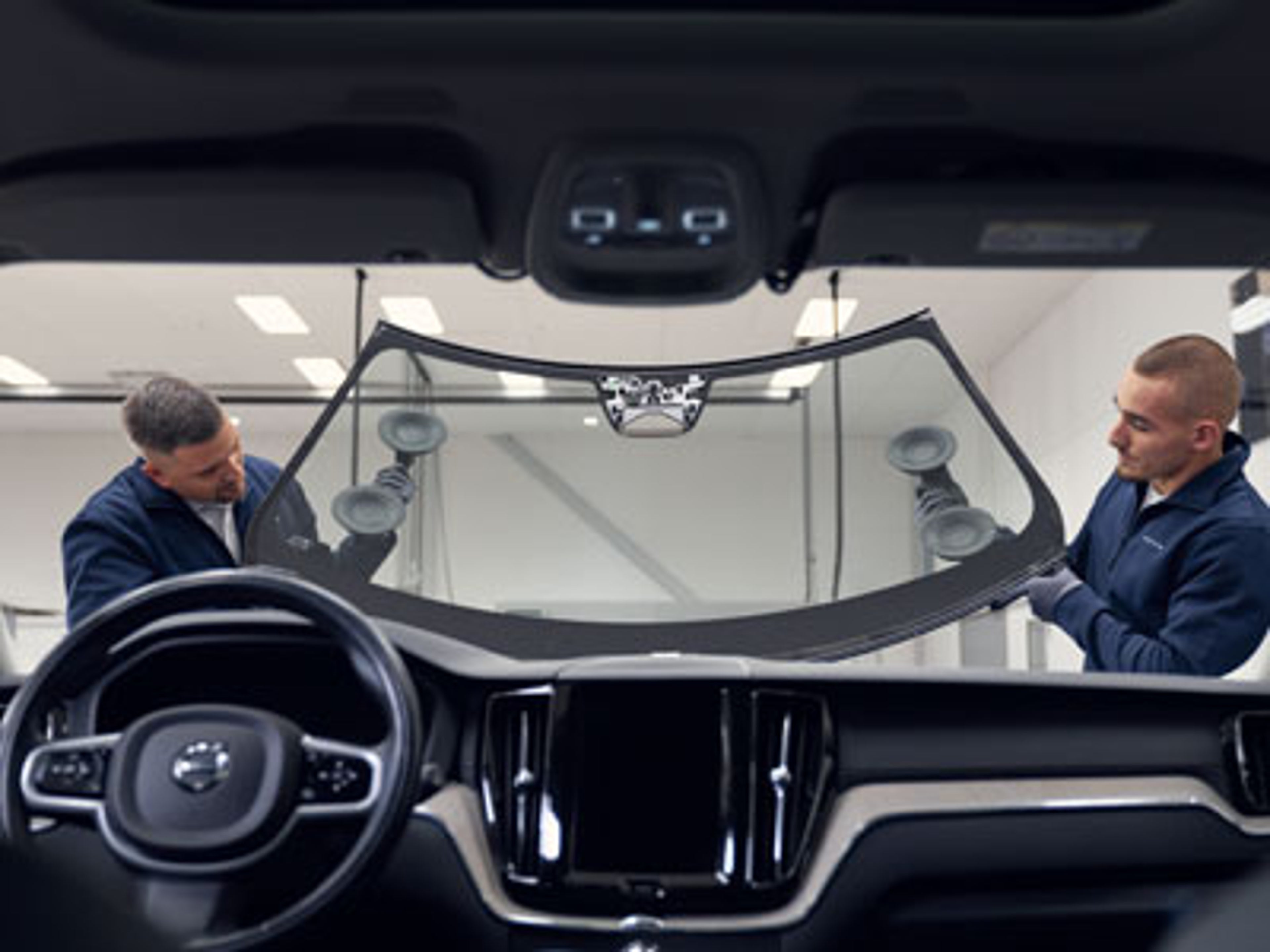 Skifte av fronrute sett innenfra bilen