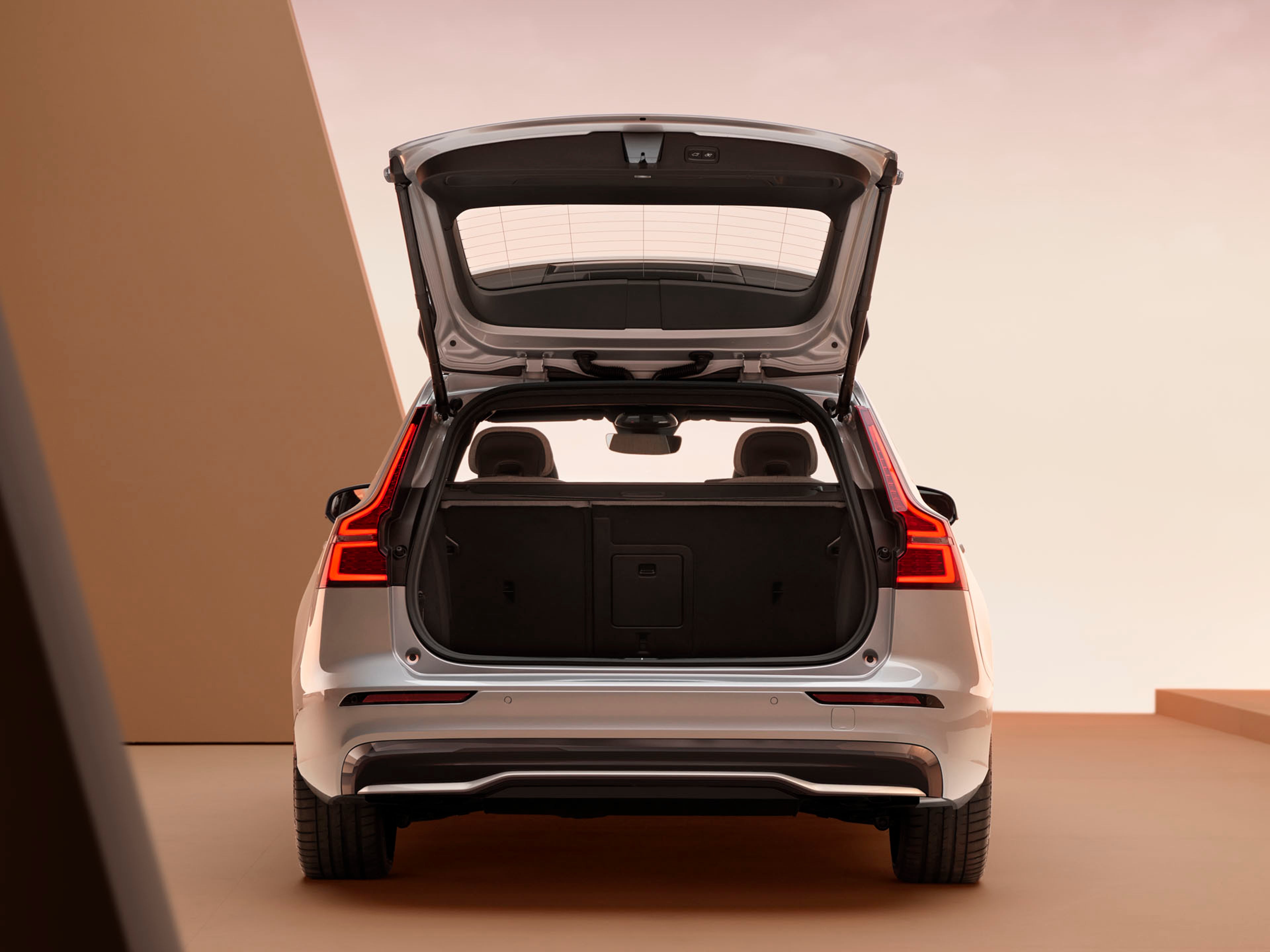 Volvo V60 vista parte trasera mostrando el espacio de carga del maletero