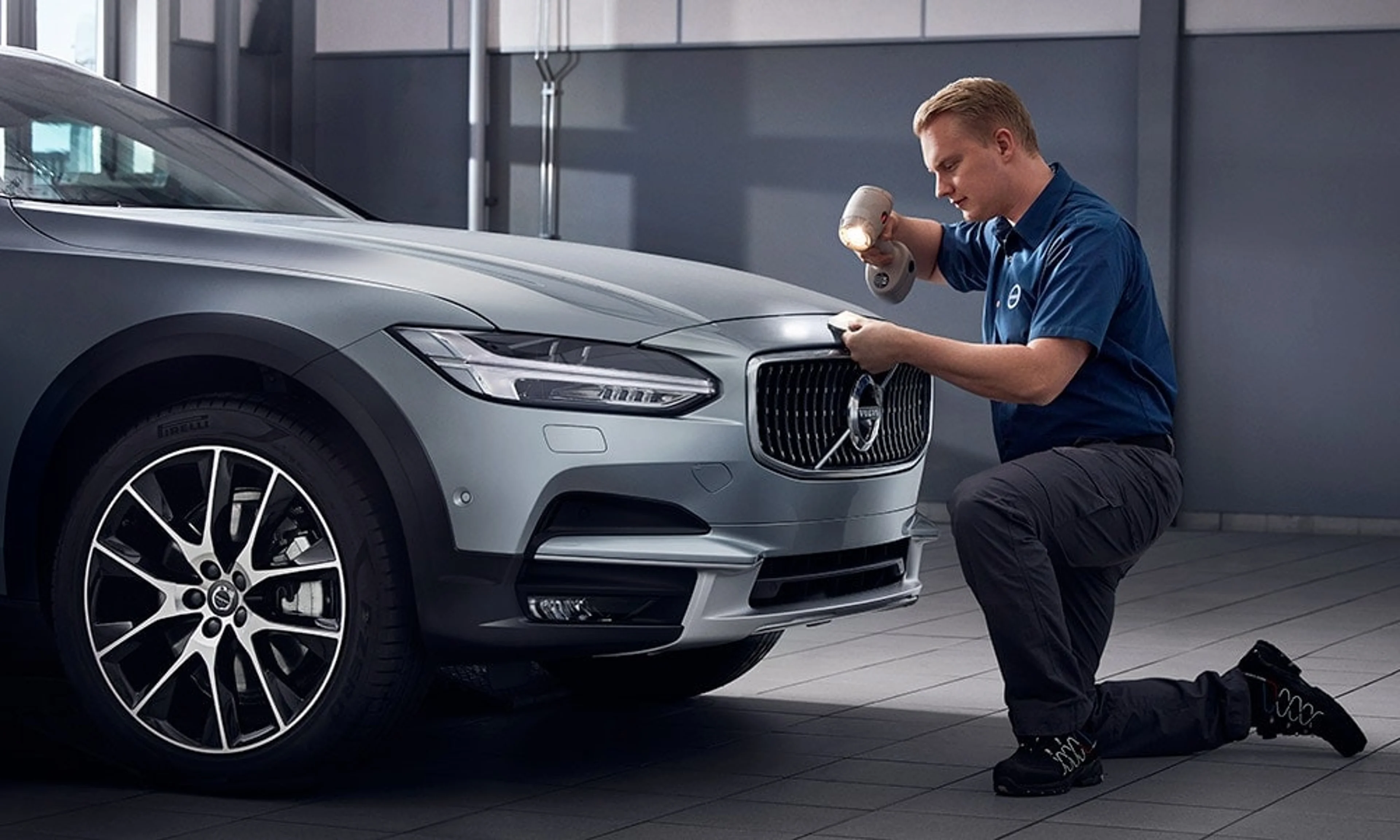 Volvo skadetekniker reparerar bilhuv