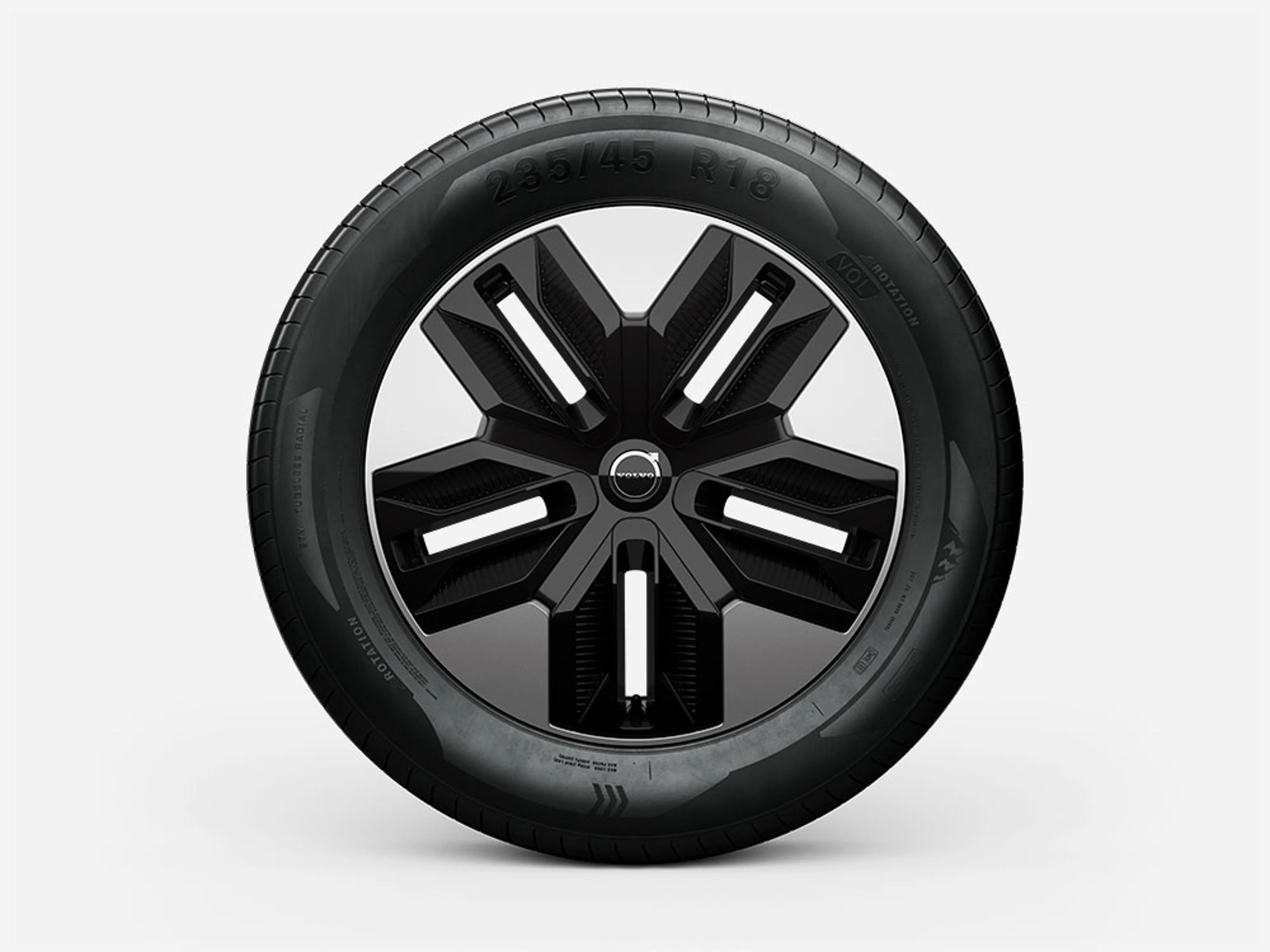 Et slankt, moderne Volvo bildæk med en sort alufælg med fem eger mod en ensfarvet hvid baggrund. Dækstørrelsen "235/45 R18" er synlig på siden.