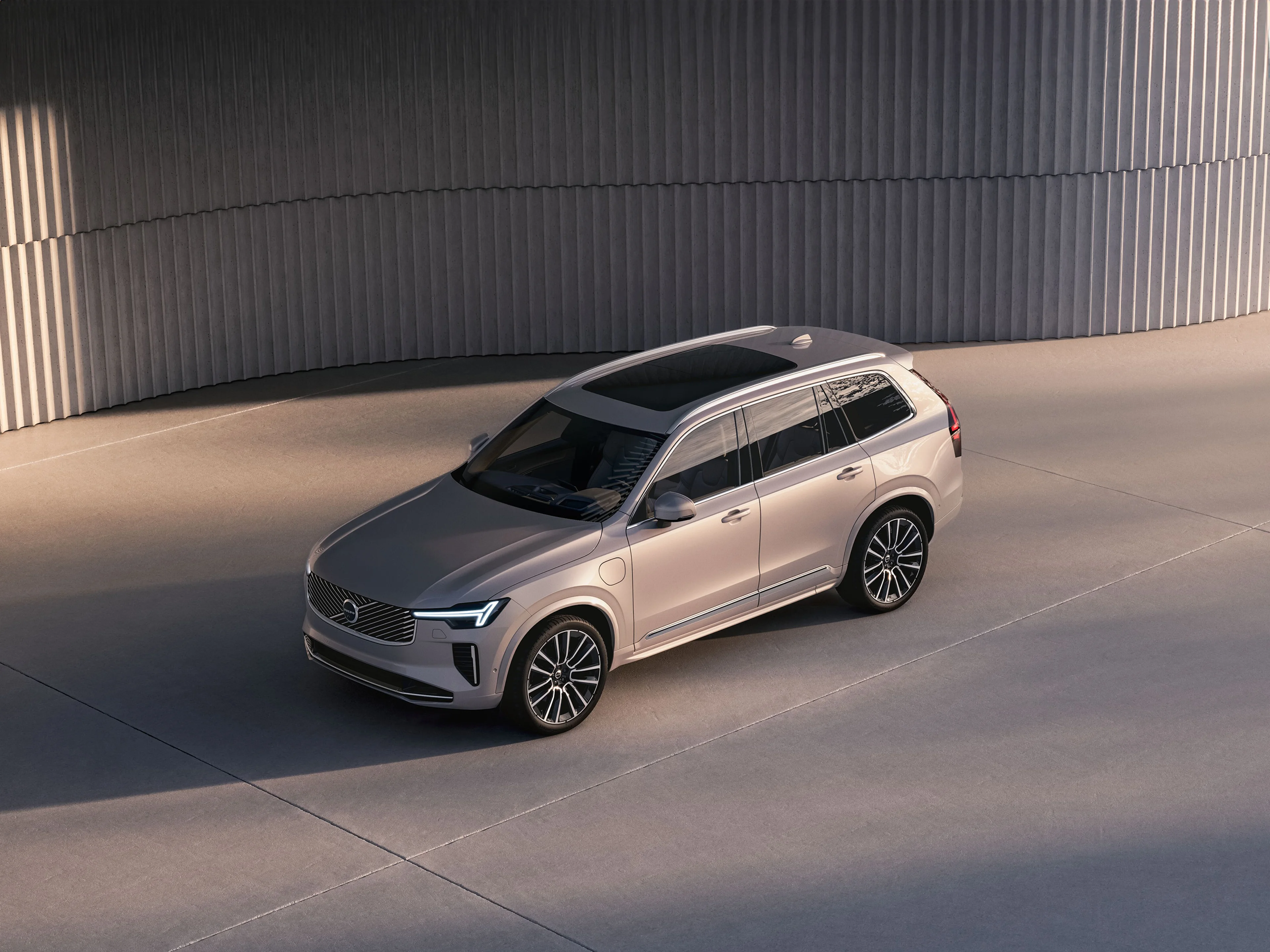Side profile of new XC90 in bright dusk colour.