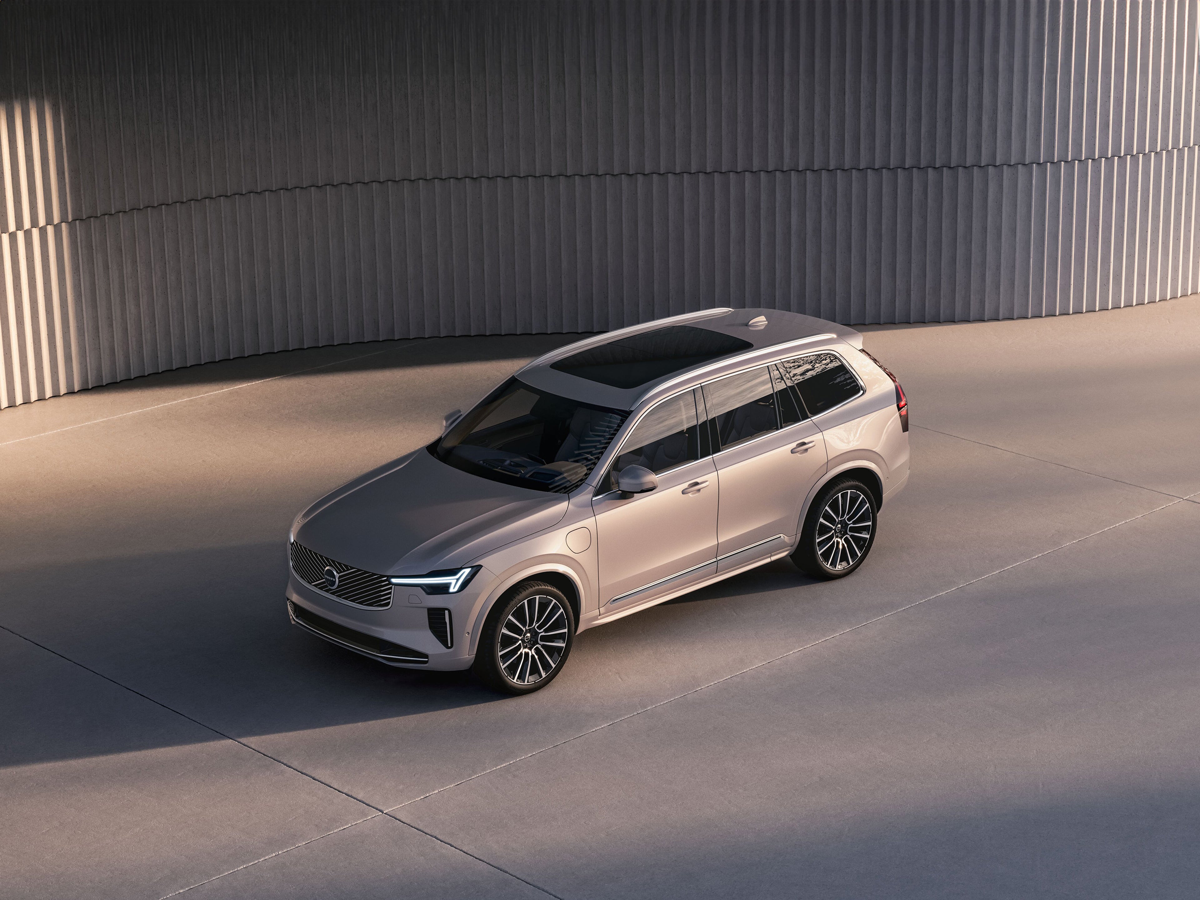 Side profile of new XC90 plug-in hybrid in bright dusk colour.