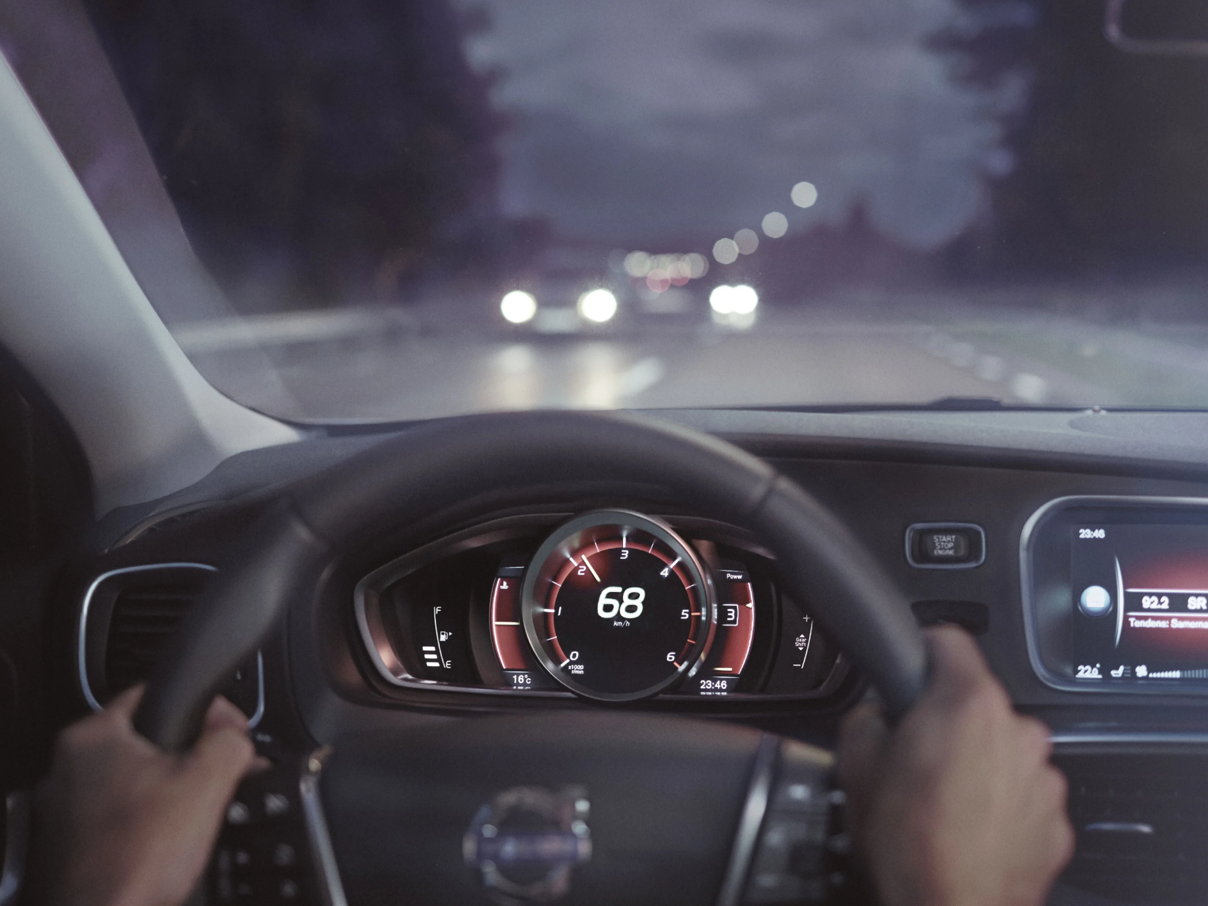 Las manos de una persona al volante de un carro.