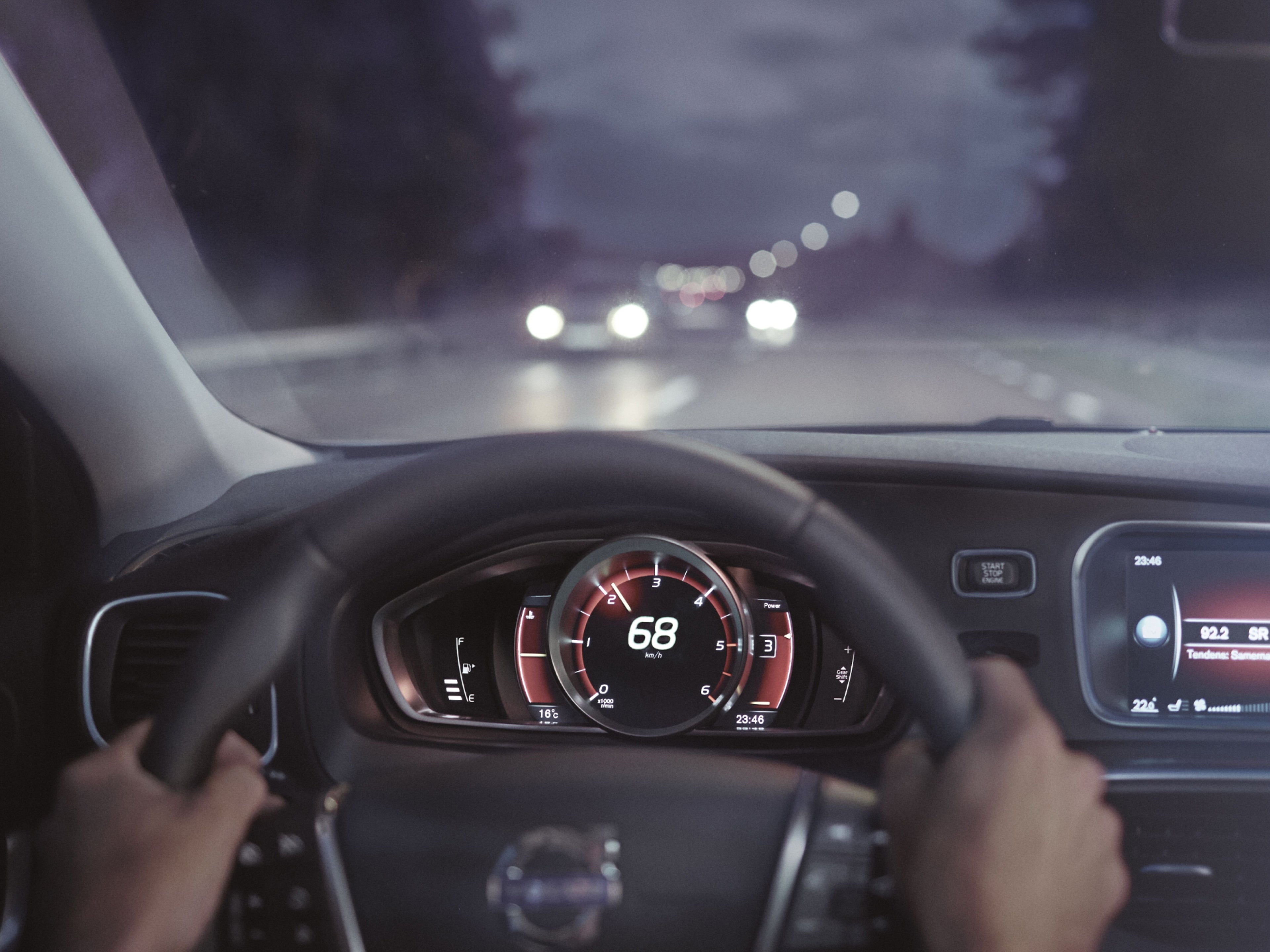 Las manos de una persona al volante de un carro.