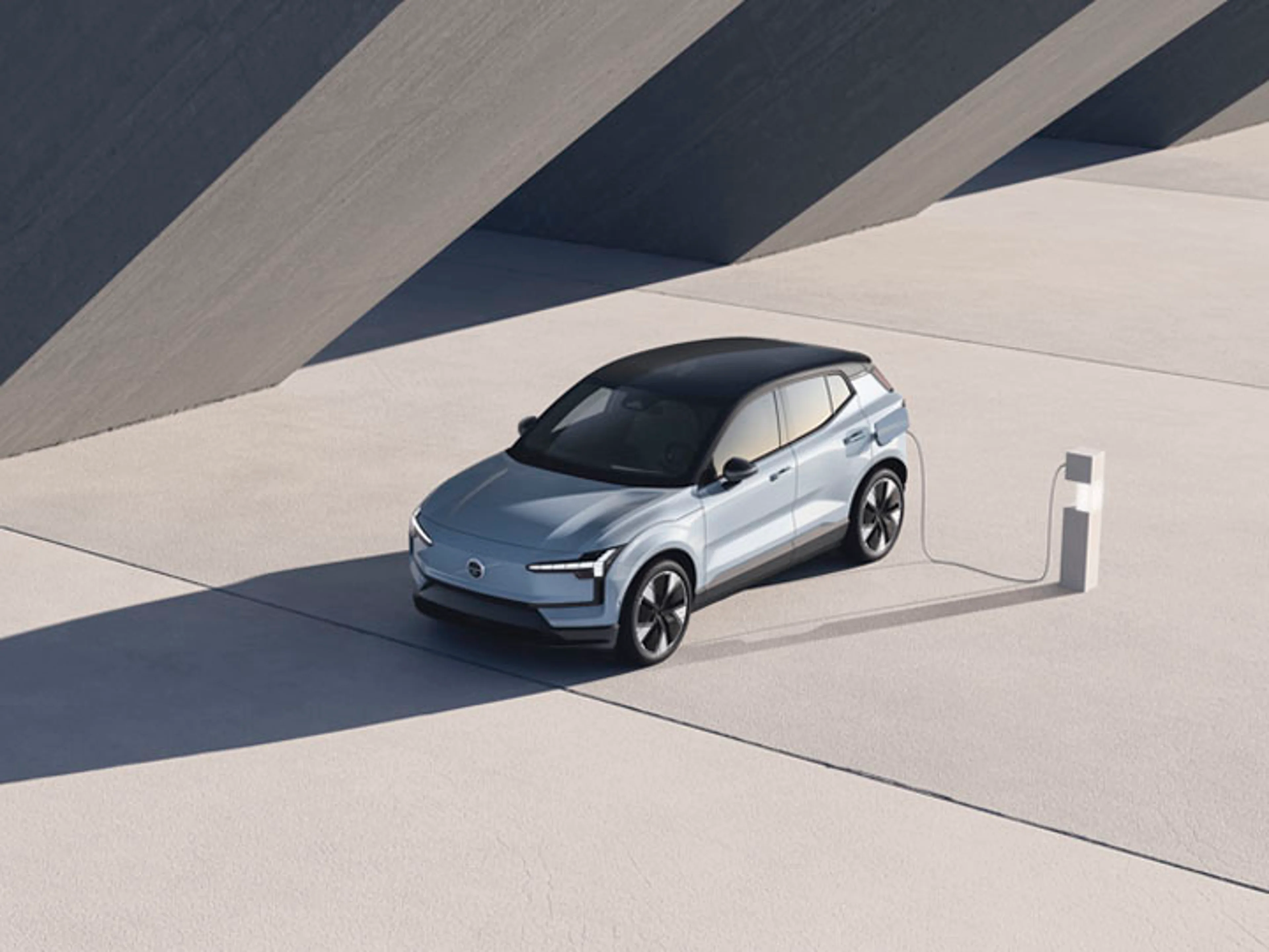 Vehículo eléctrico Volvo cargando vista aérea