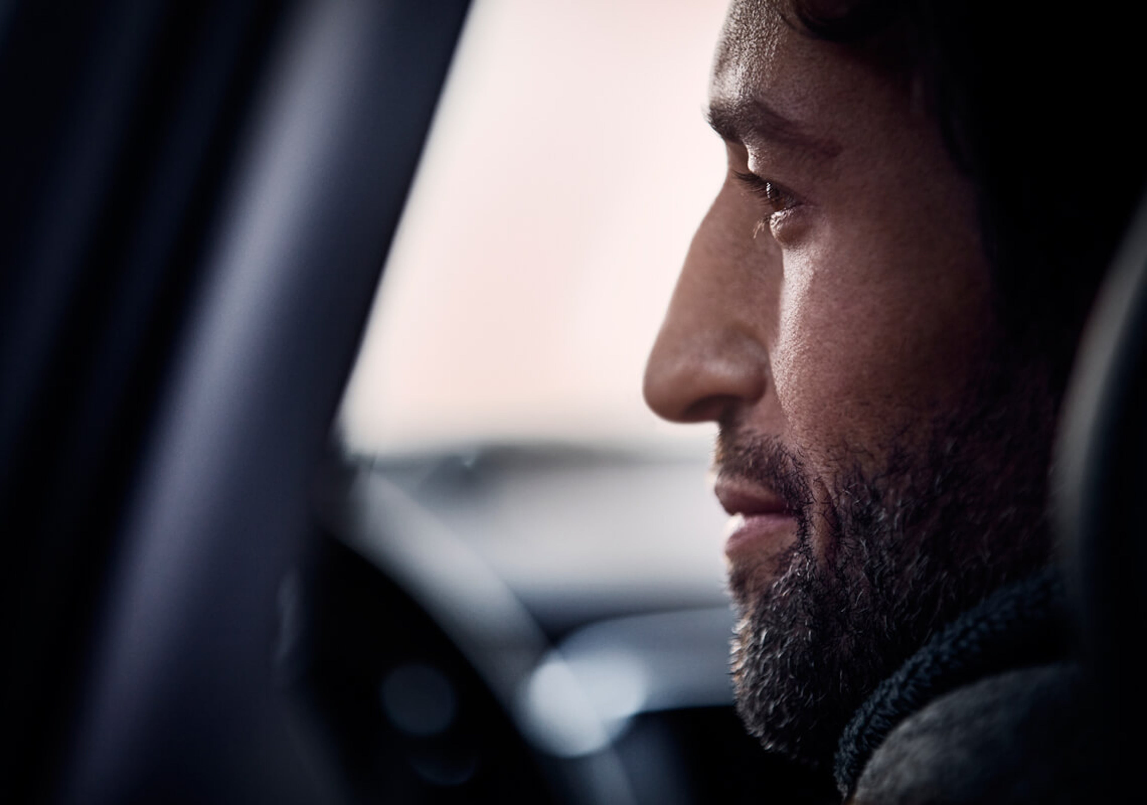 Nahaufnahme vom Gesicht eines Mannes in einem Volvo