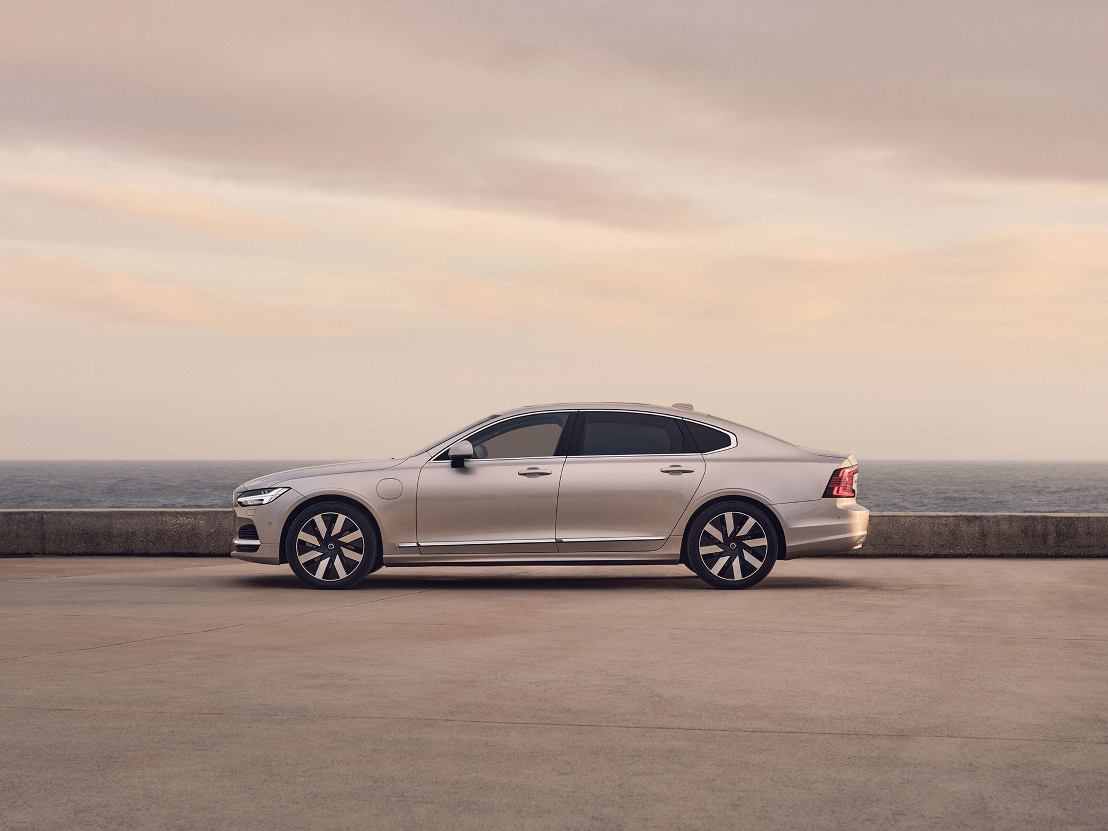 Seitenansicht des Volvo S90 Recharge.