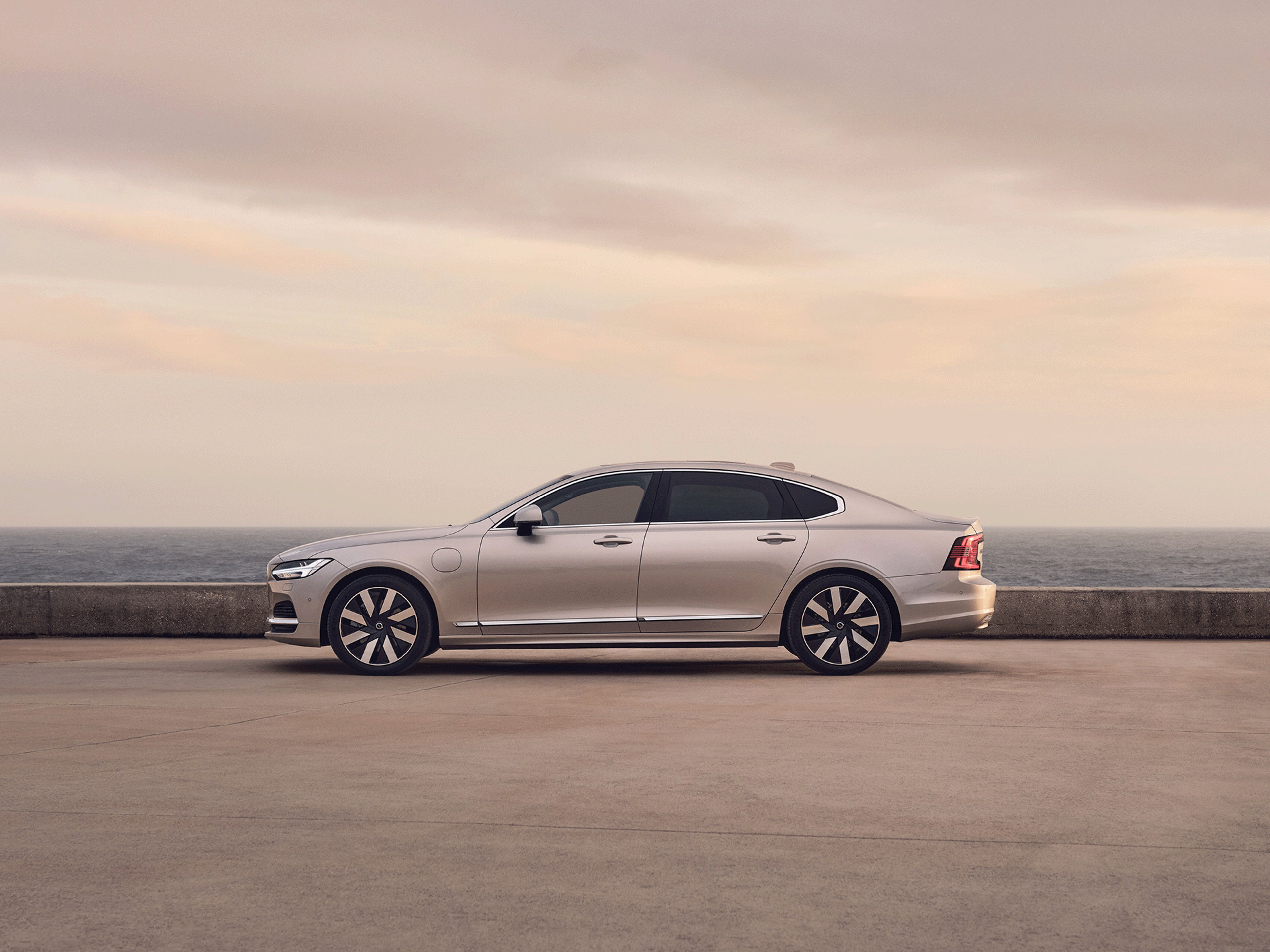 Seitenansicht des Volvo S90 Recharge.