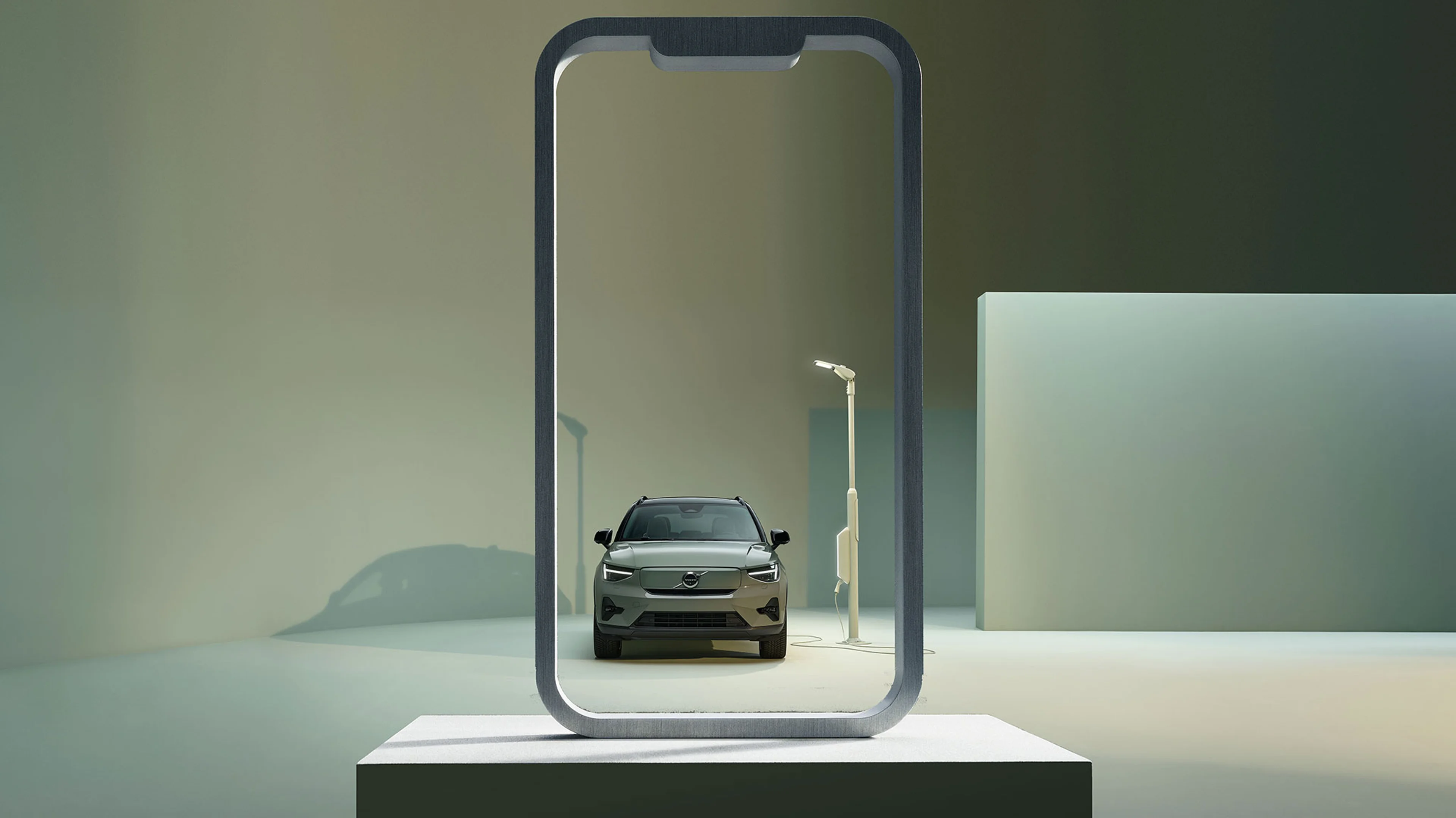 Volvo de face derrière une protection de téléphone