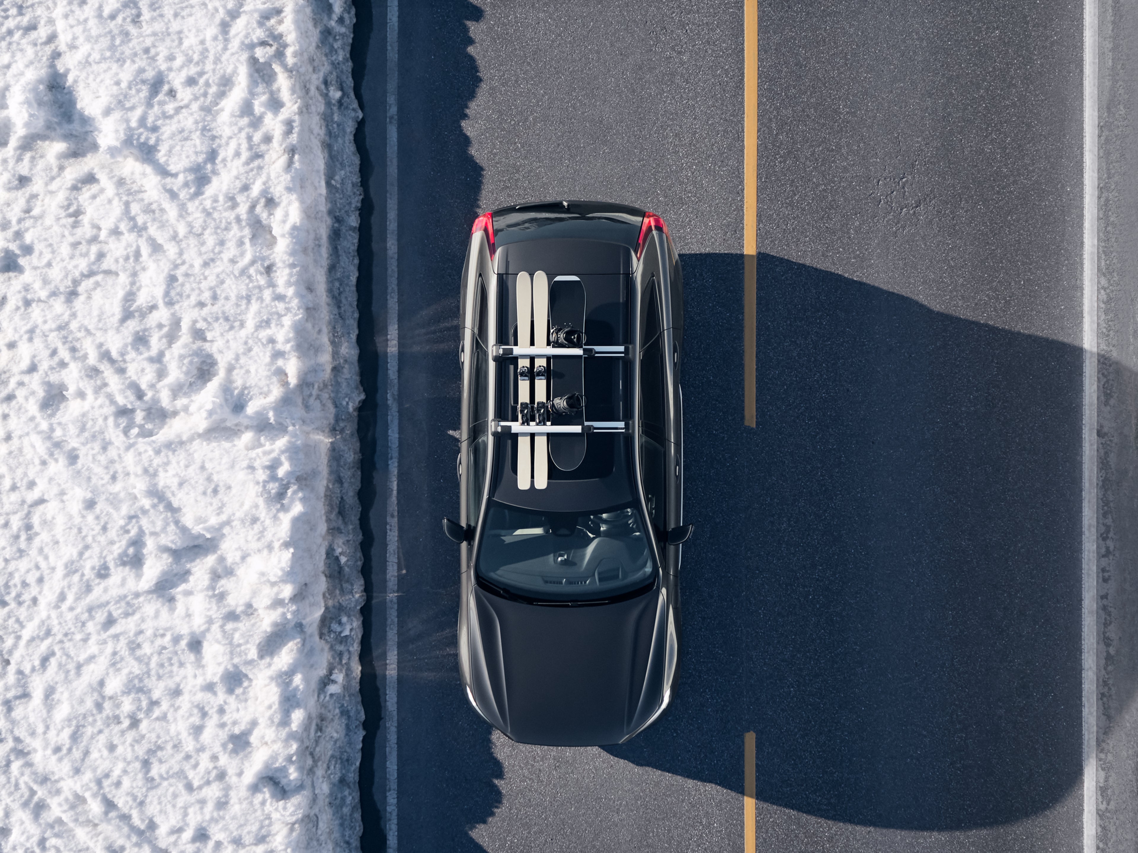 Vedere de sus a unui Volvo XC60 cu schiuri pe acoperiș