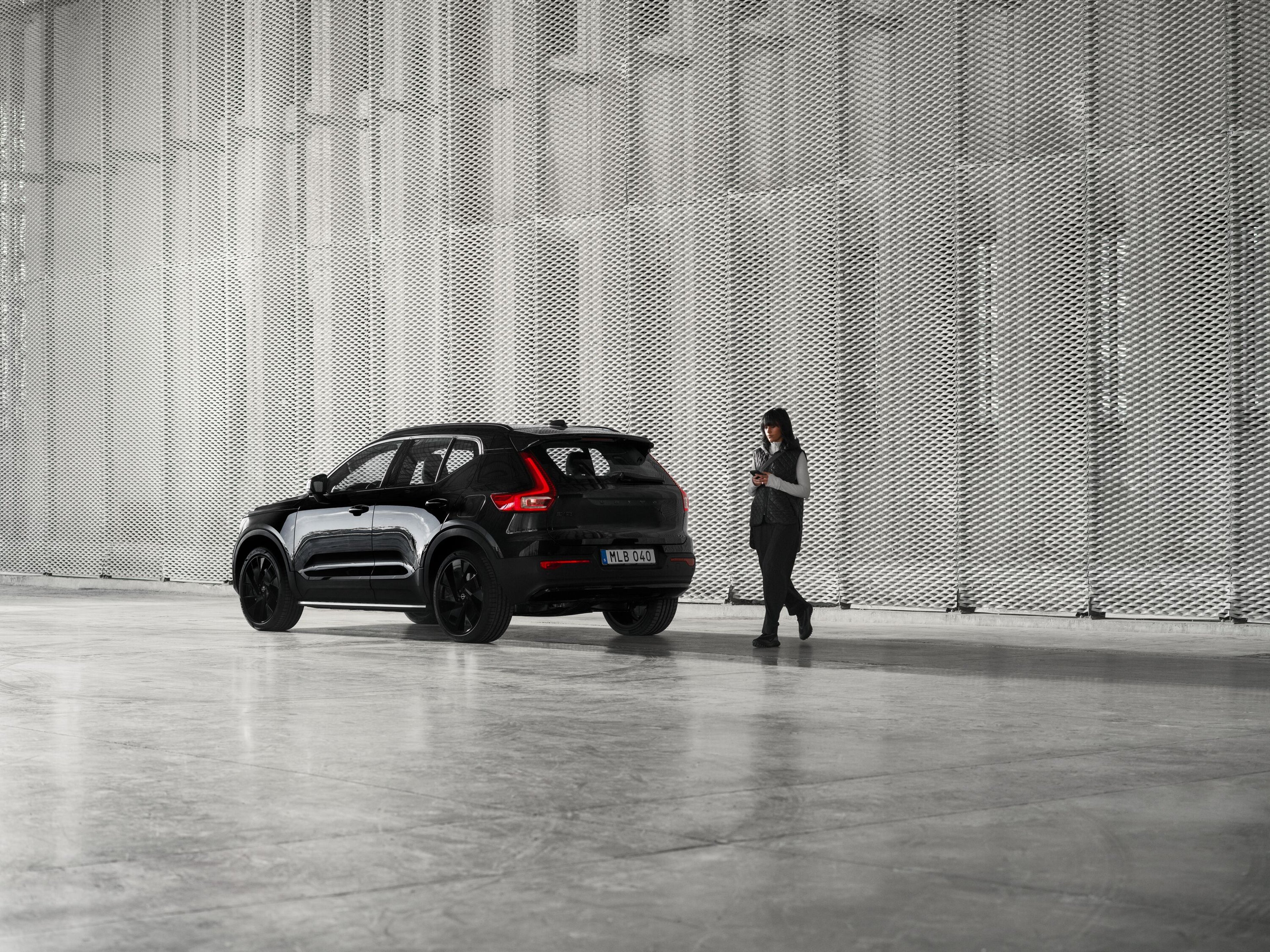 EX40 in Black Edition with woman walking in rear