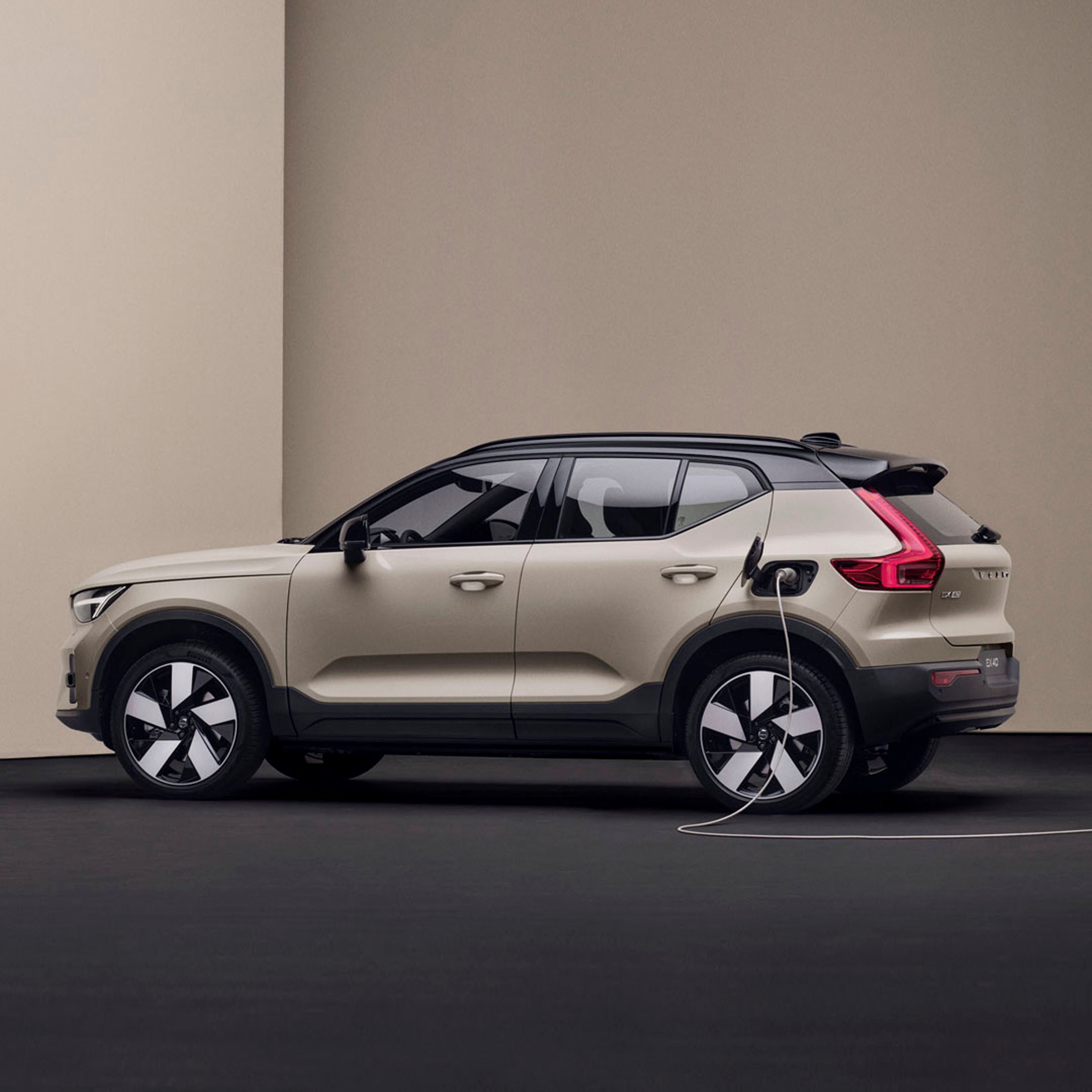 Volvo EX40 medio tapado por un muro