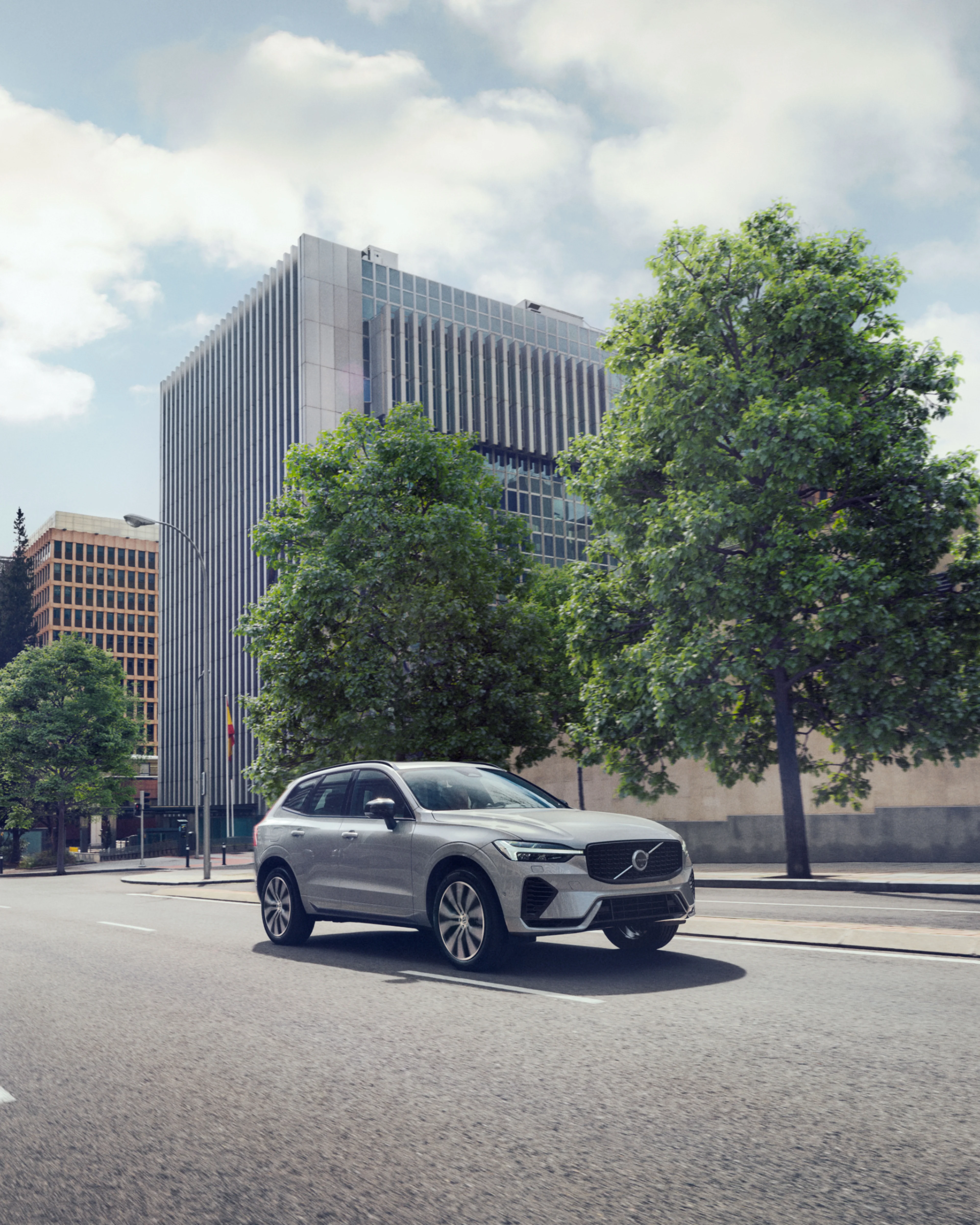 Ein grauer Volvo XC60 fährt durch eine Stadt