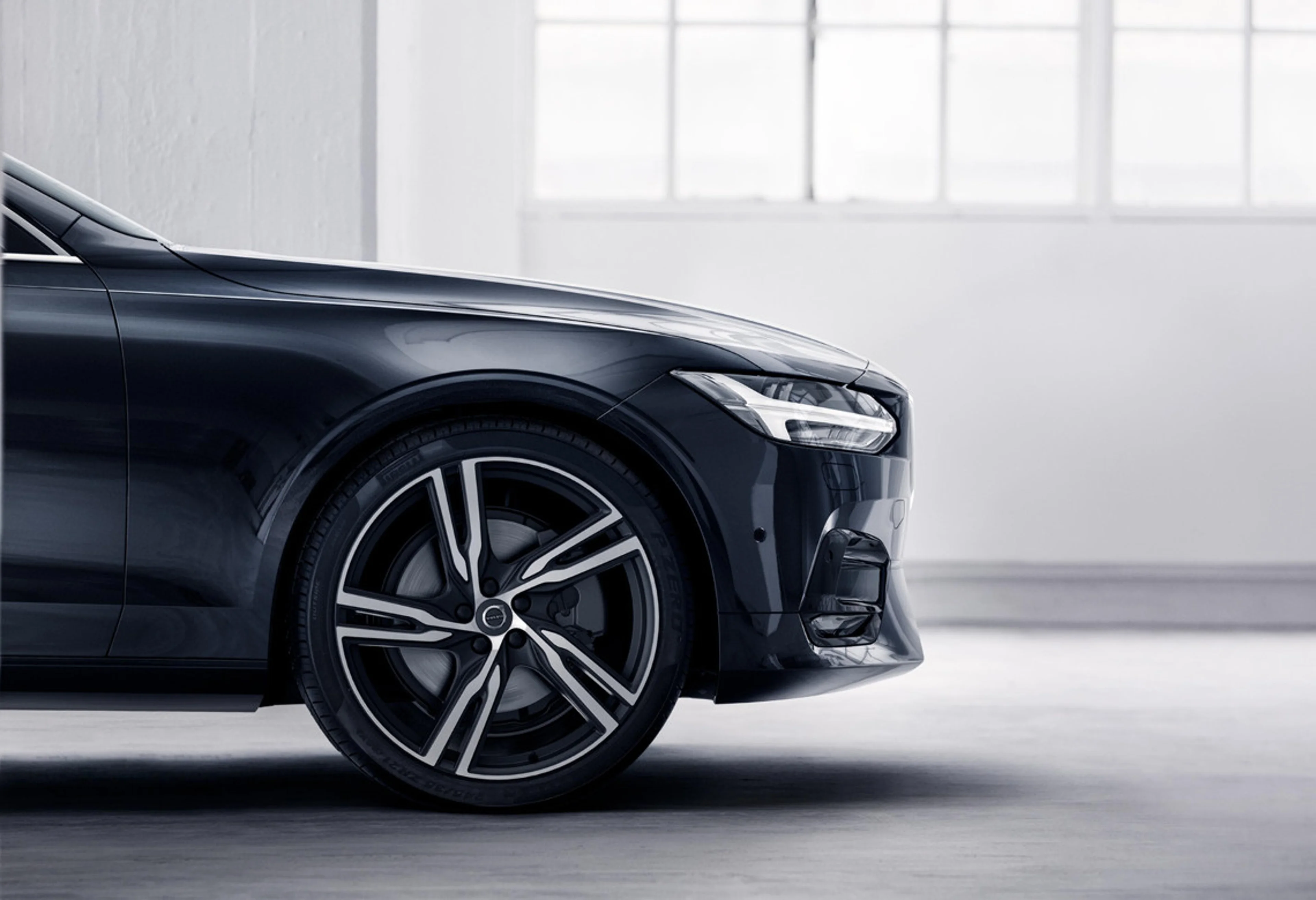 Volvo S90 seitlich von vorne