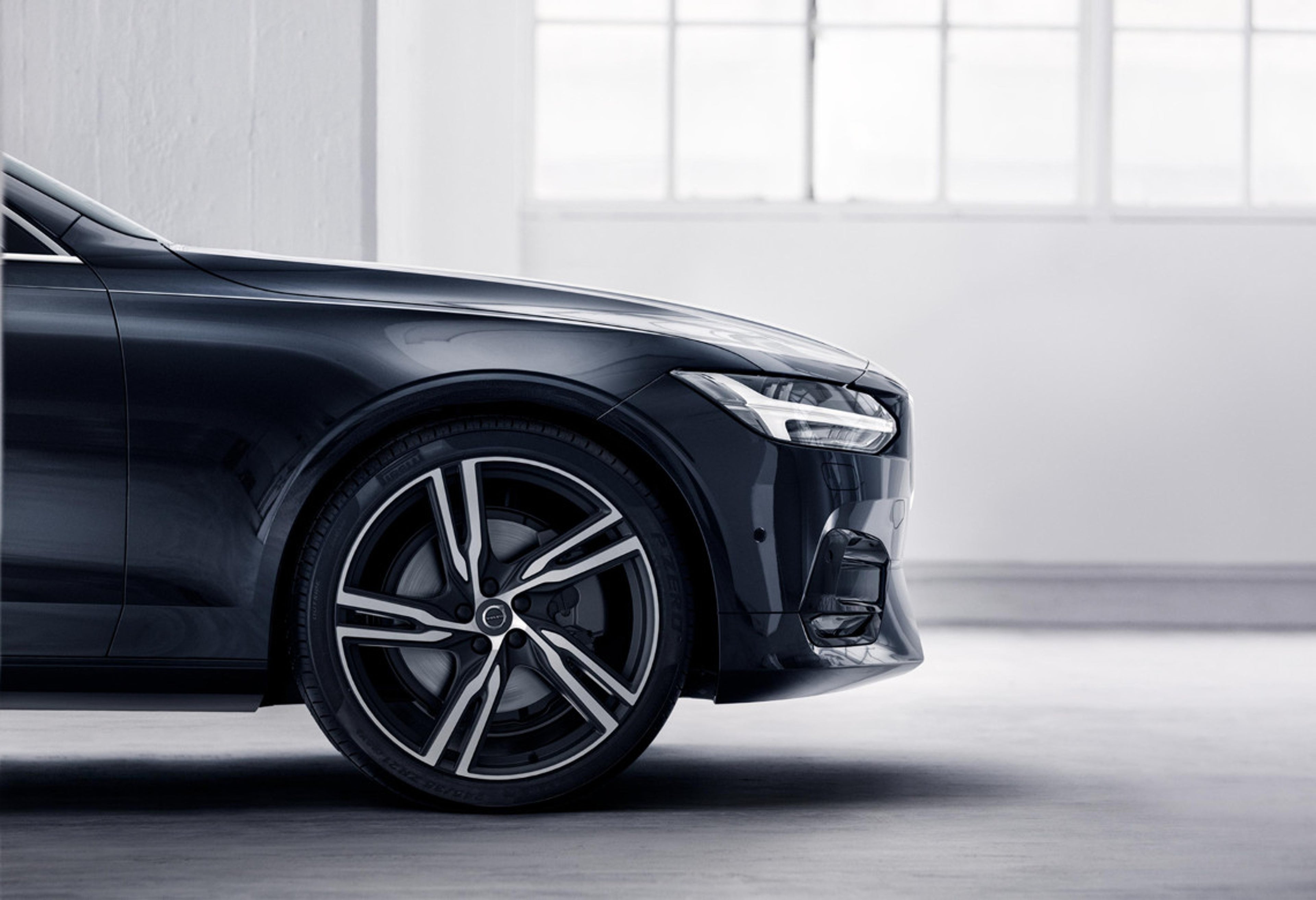 Volvo S90 seitlich von vorne