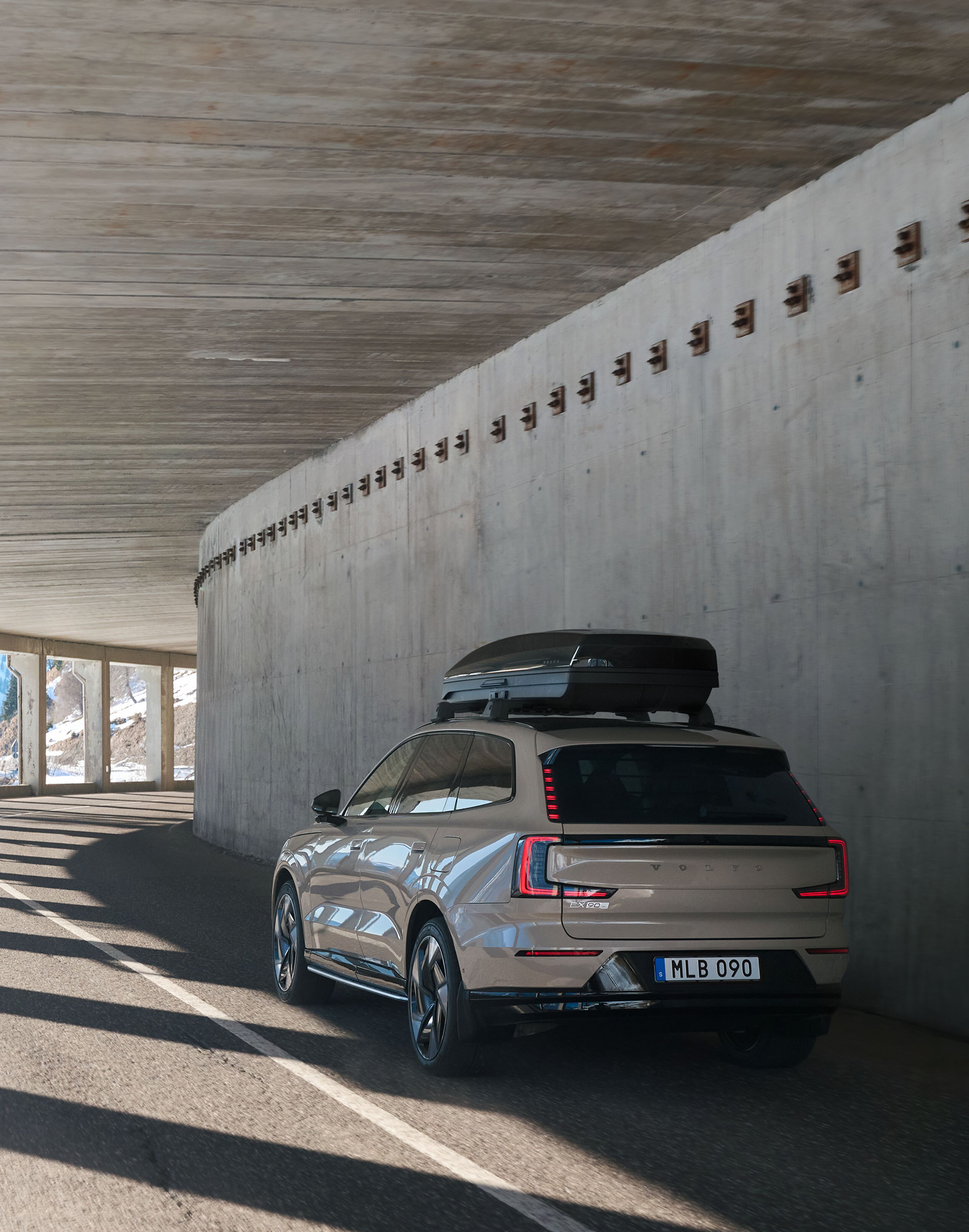 Heck eines Fahrenden Volvo EX90