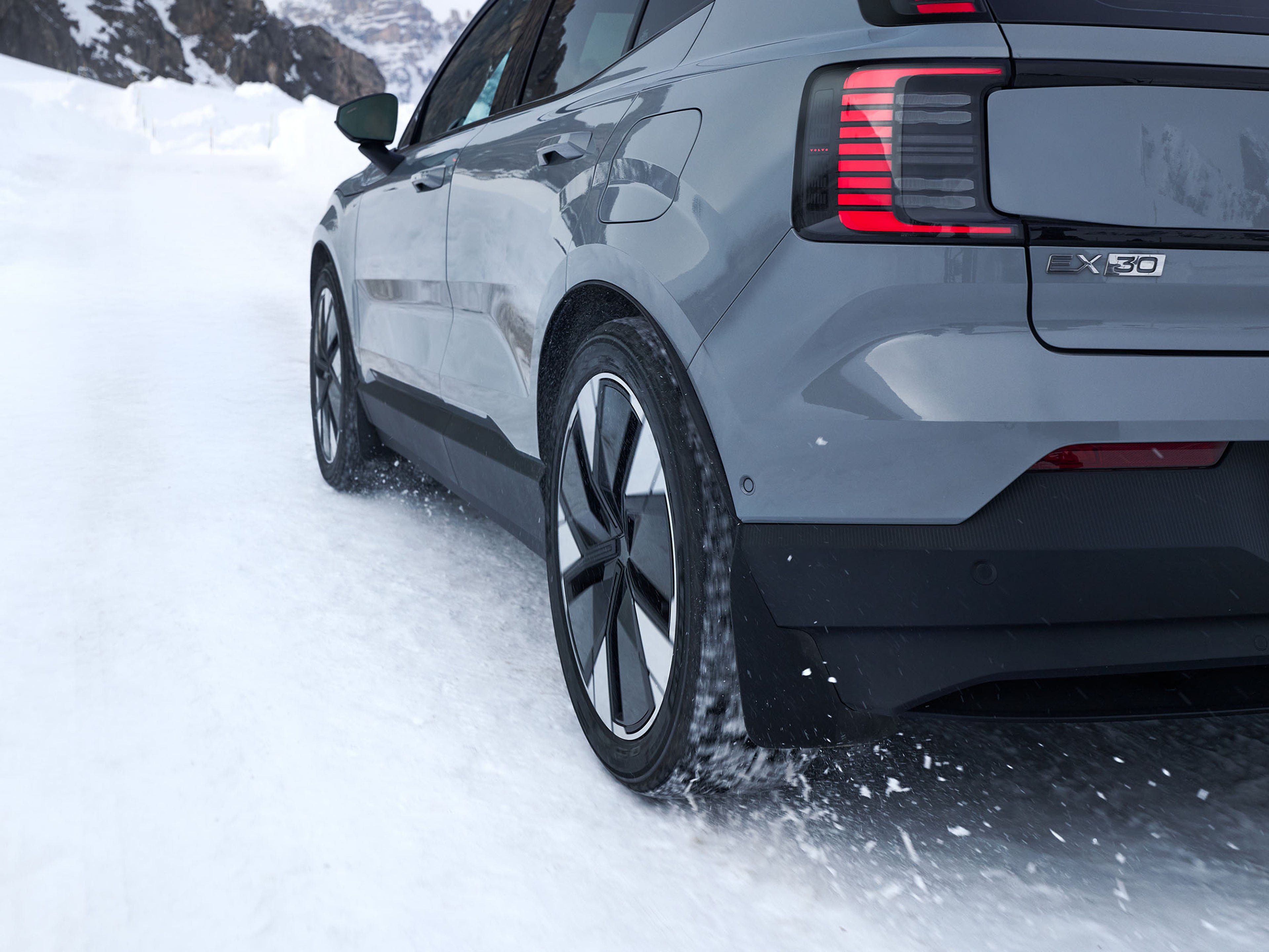 Volvo EX30 jazdiace po snehu