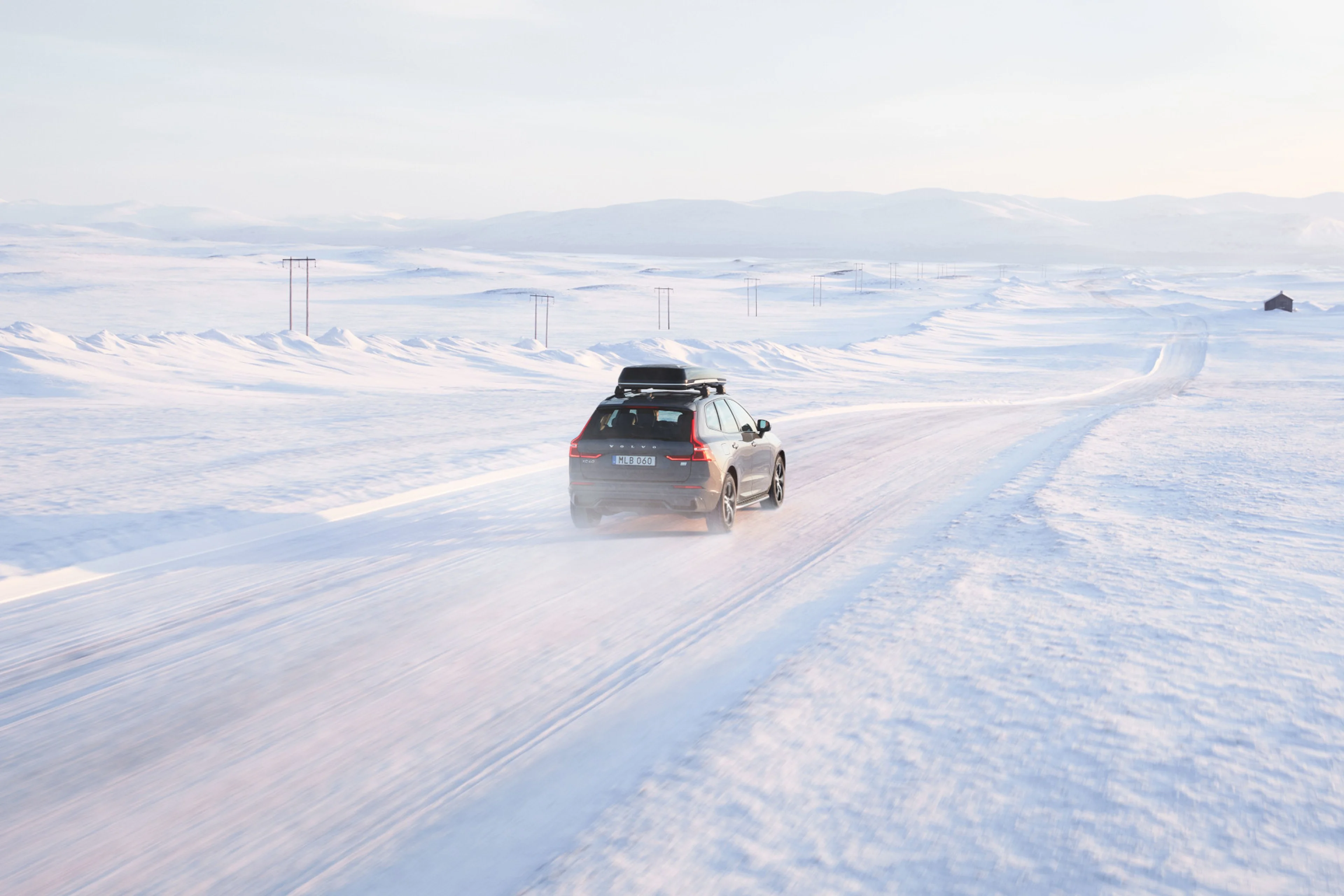 Ein Volvo Fahrzeug fährt durch eine Winterlandschaft