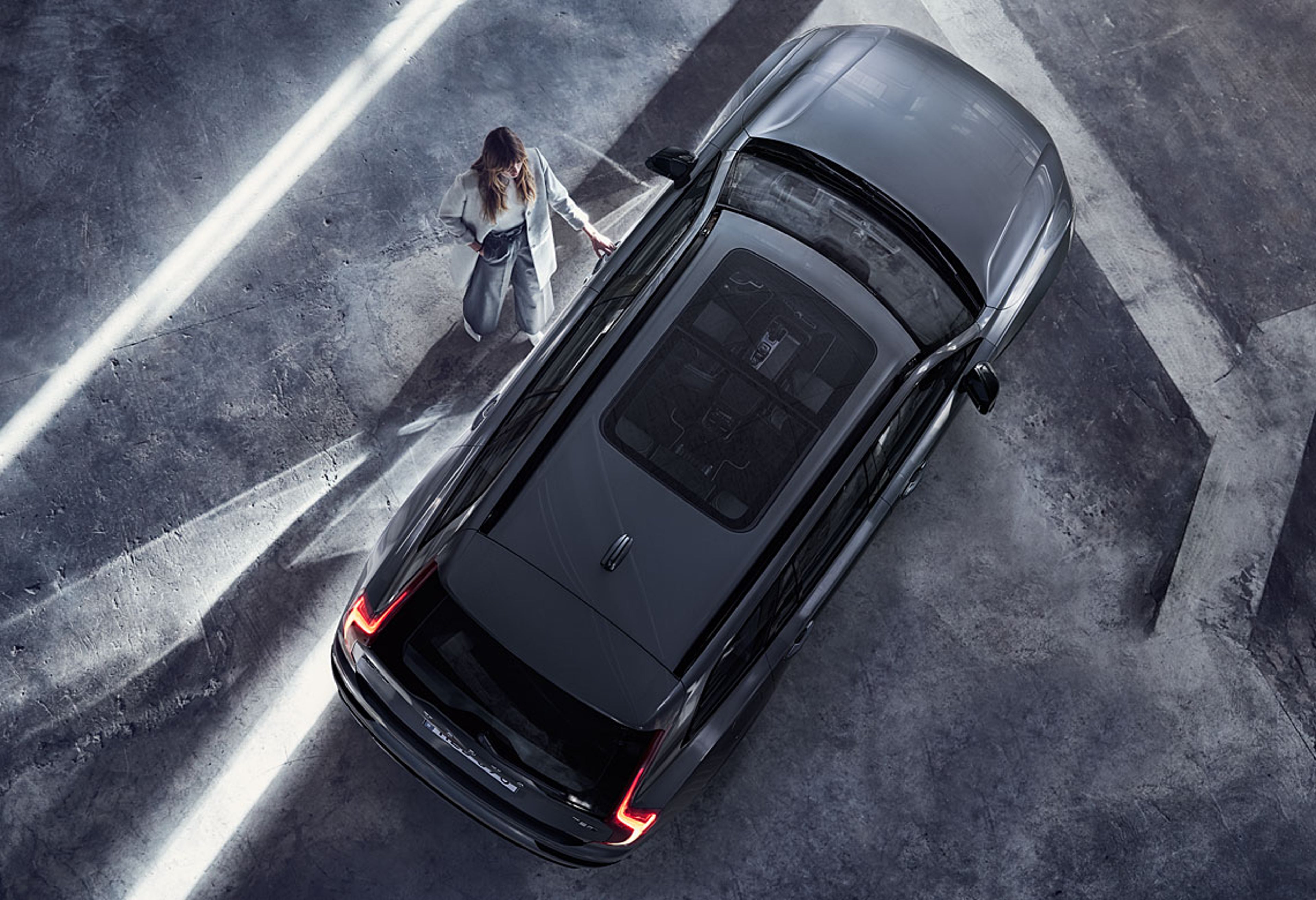 Egy fekete Volvo modell felülnézetből