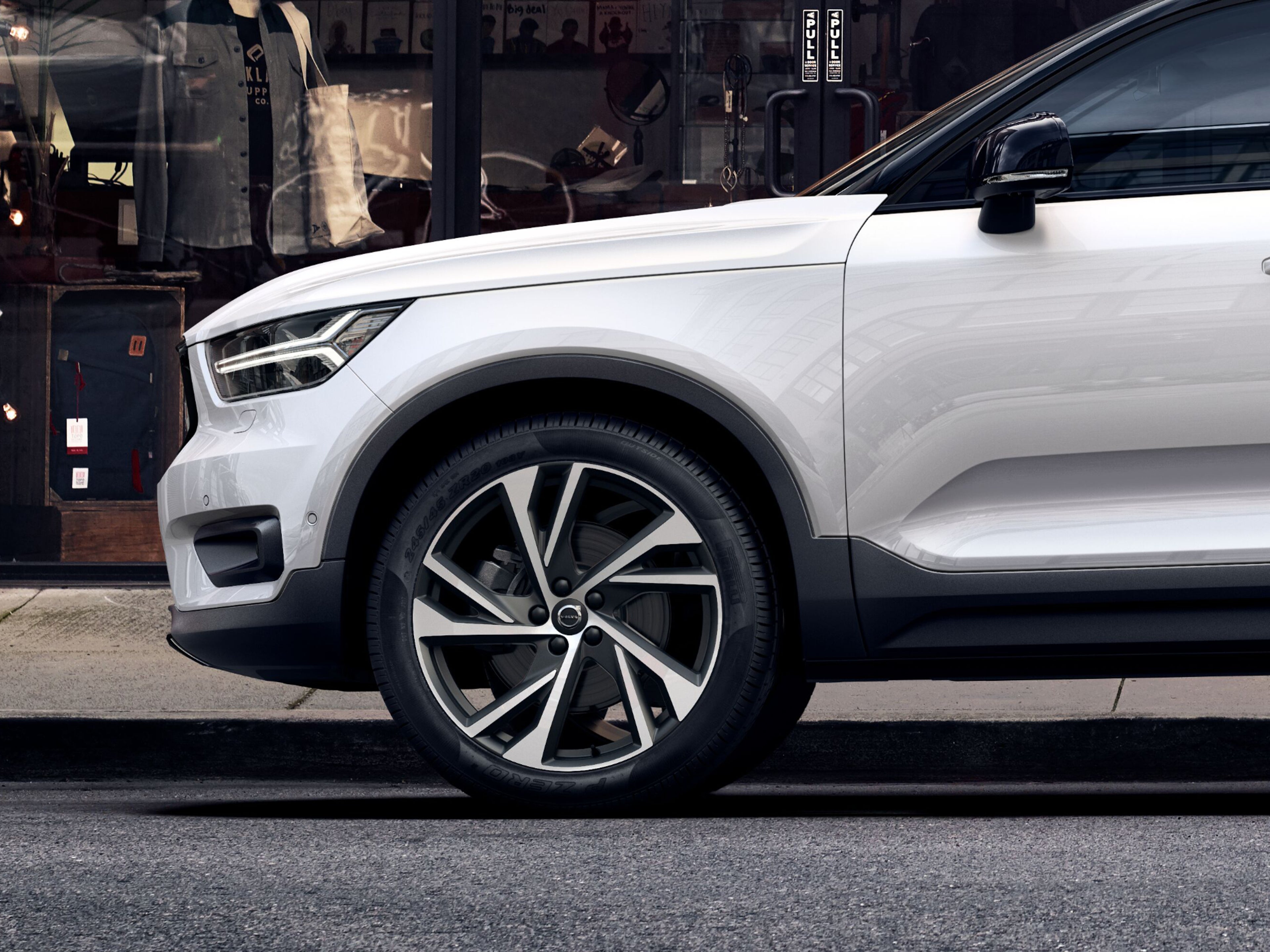 Ein weißer Volvo mit Fokus auf das Vorderrad mit 5-Speichen Felge