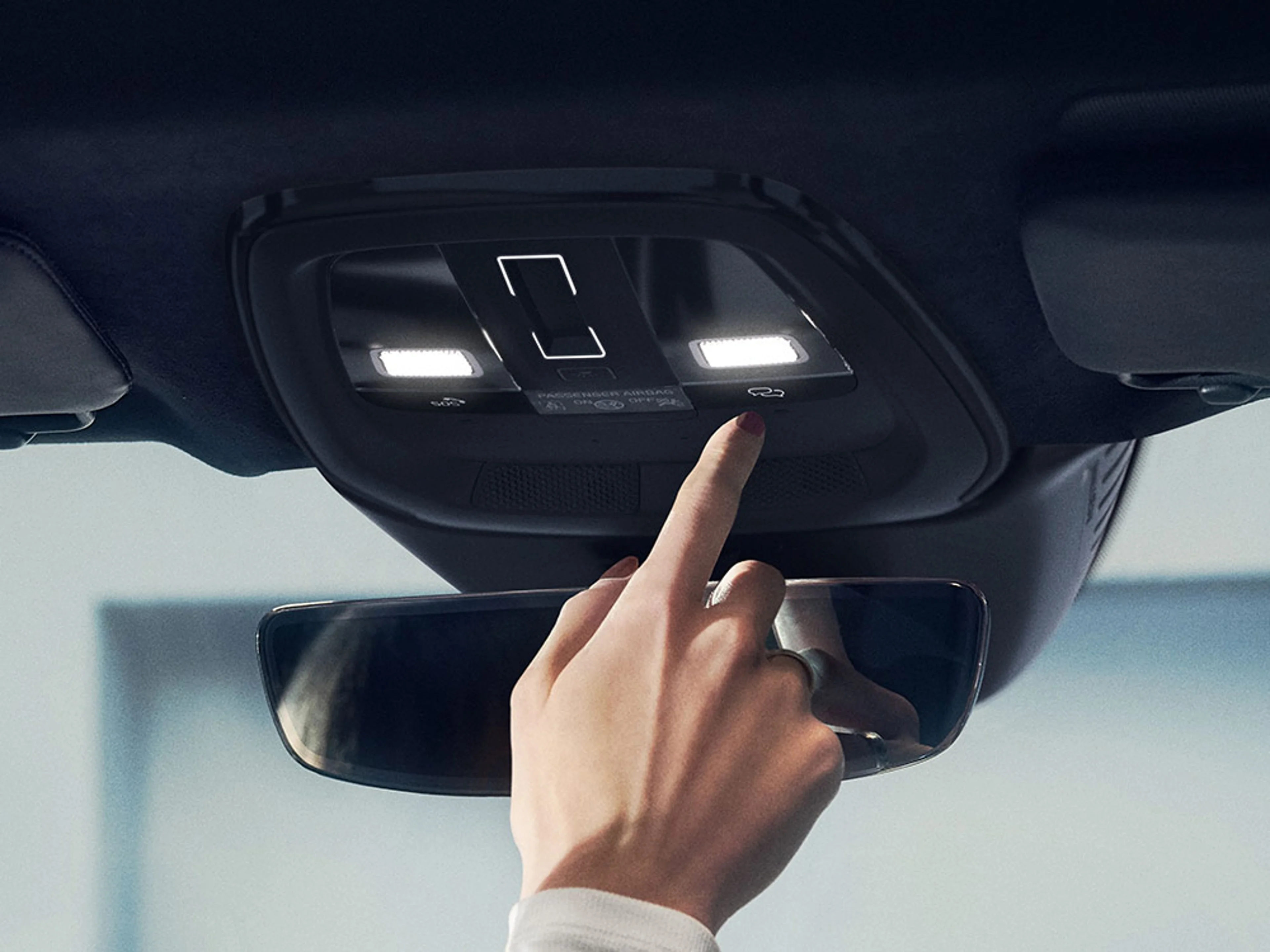 Main appuye sur bouton d'assistance dans une voiture