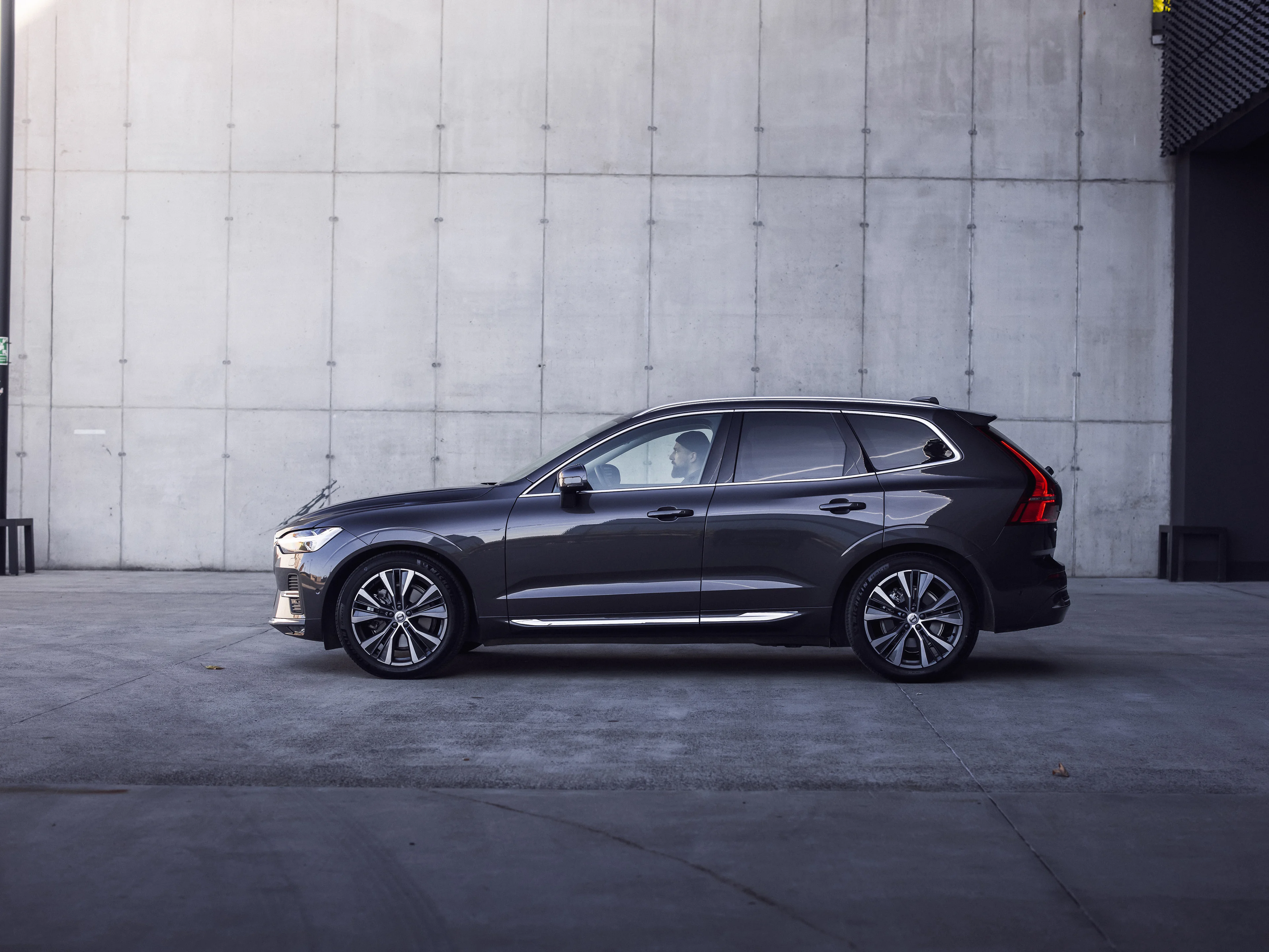 Volvo XC60 przy budynku