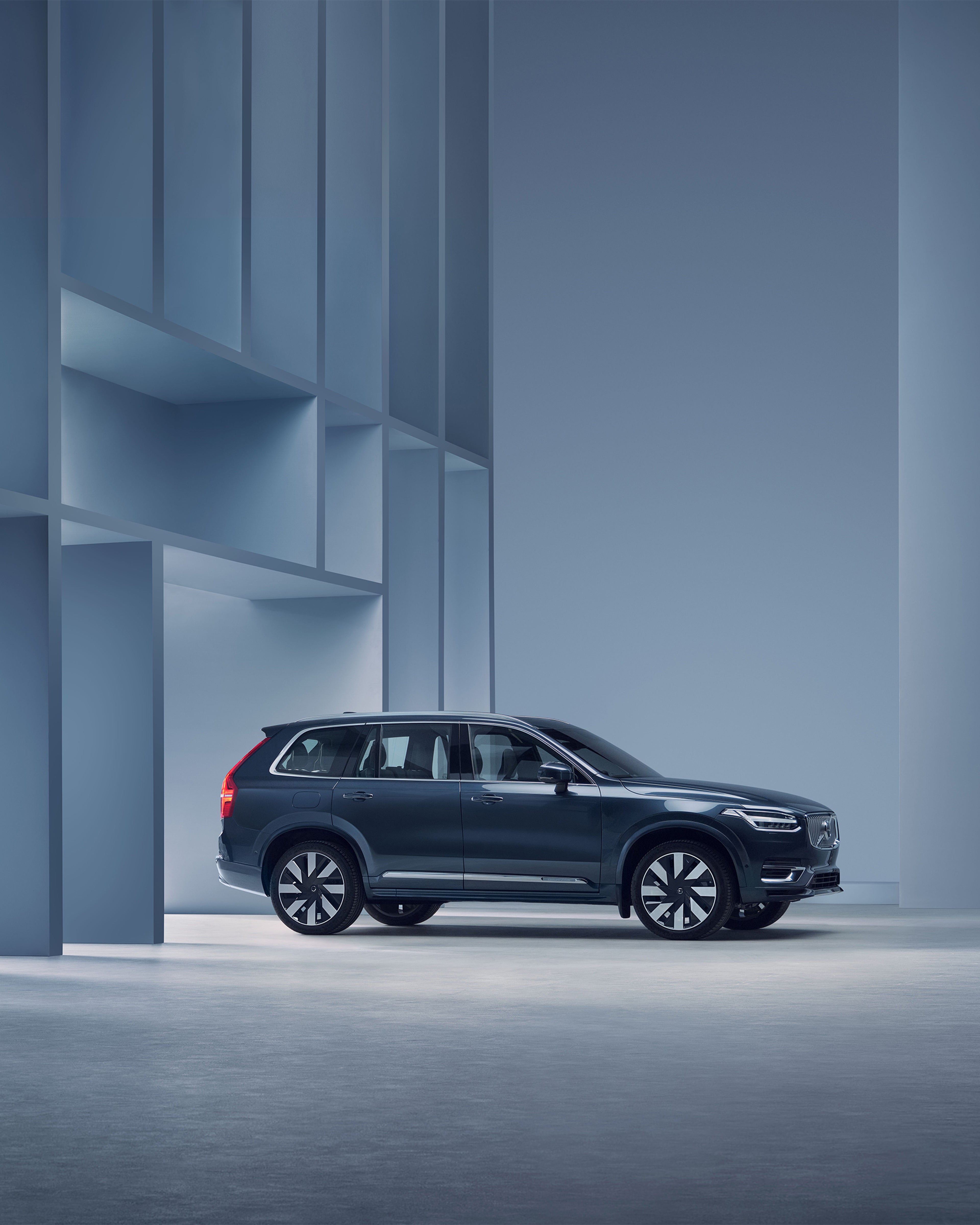 Volvo XC90 i blå miljö