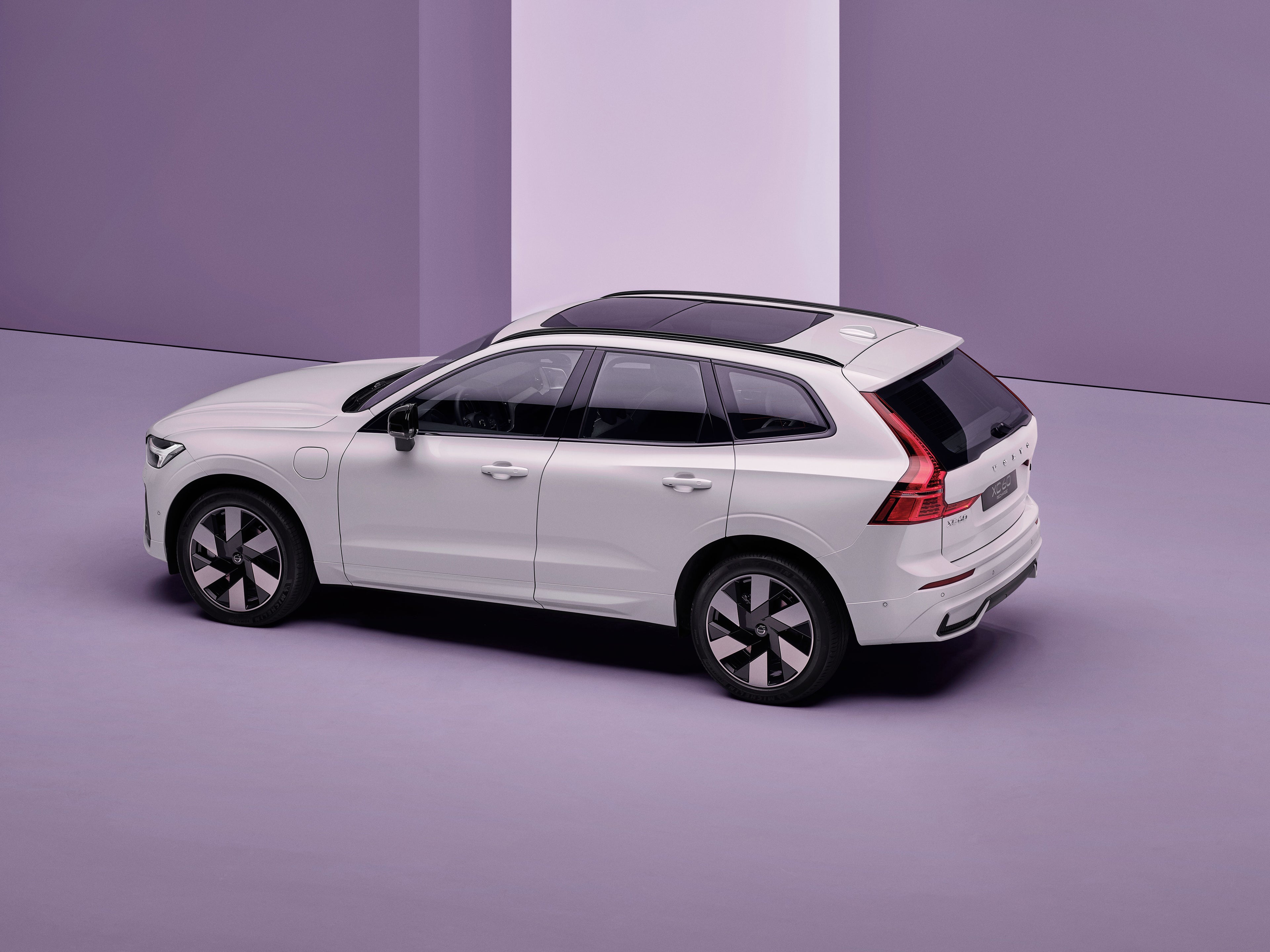 XC60 T6 AWD Plug-in Hybrid automatico Core MY24 a noleggio per clienti privati