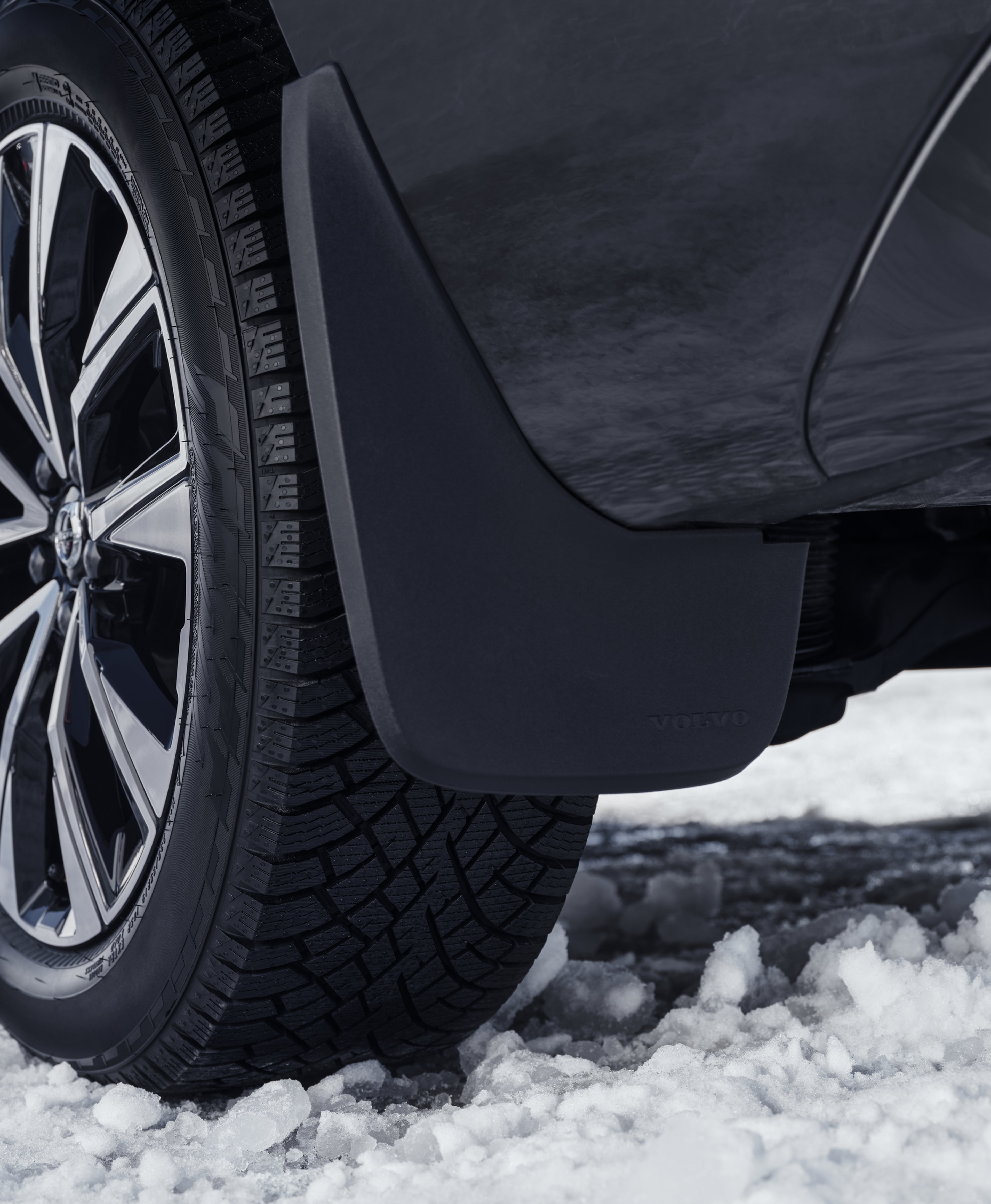 Vedere de jos a roților de iarnă și a apărătorilor de noroi Volvo