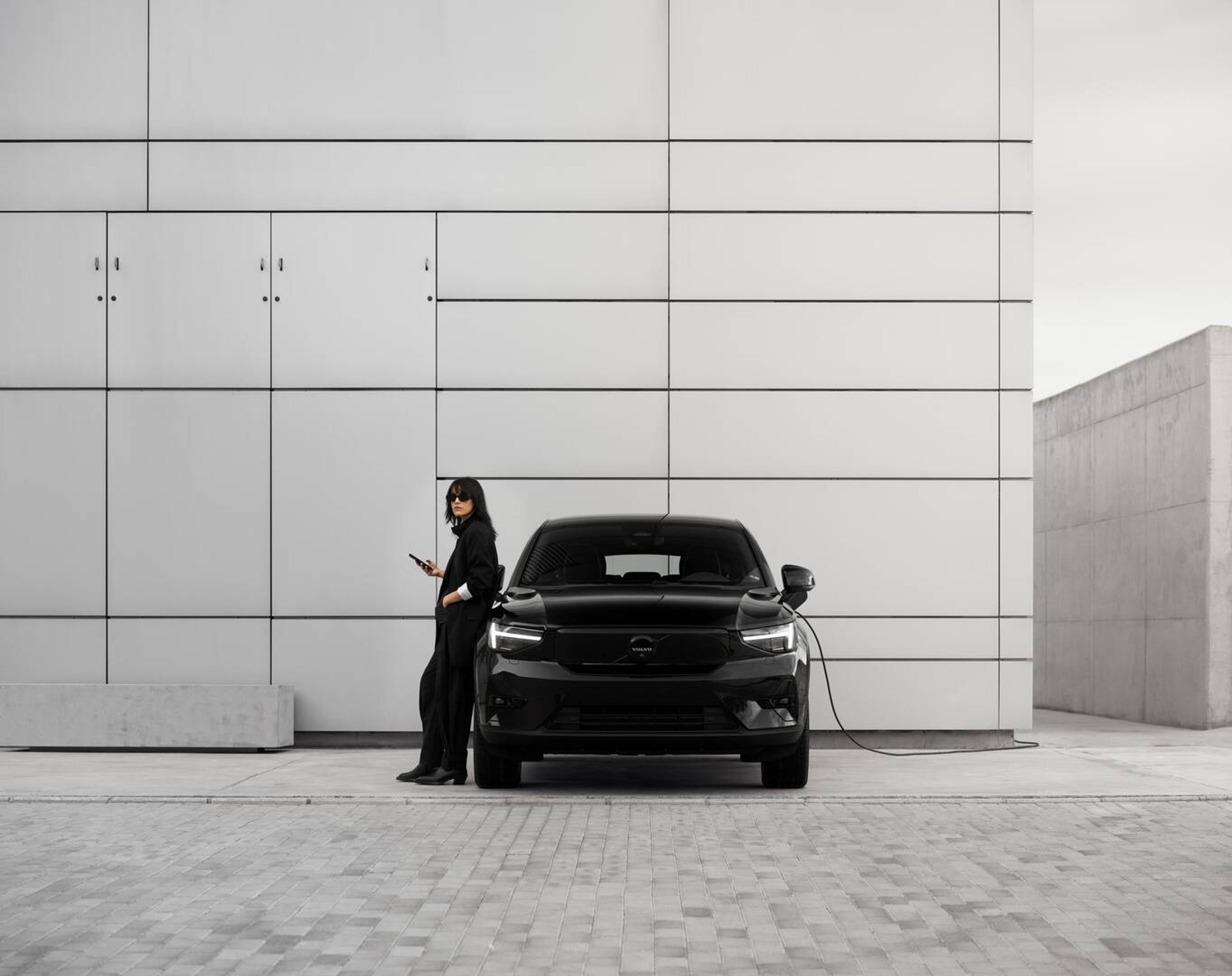 Femme avec un téléphone appuyée sur un EC40 Black Edition noir