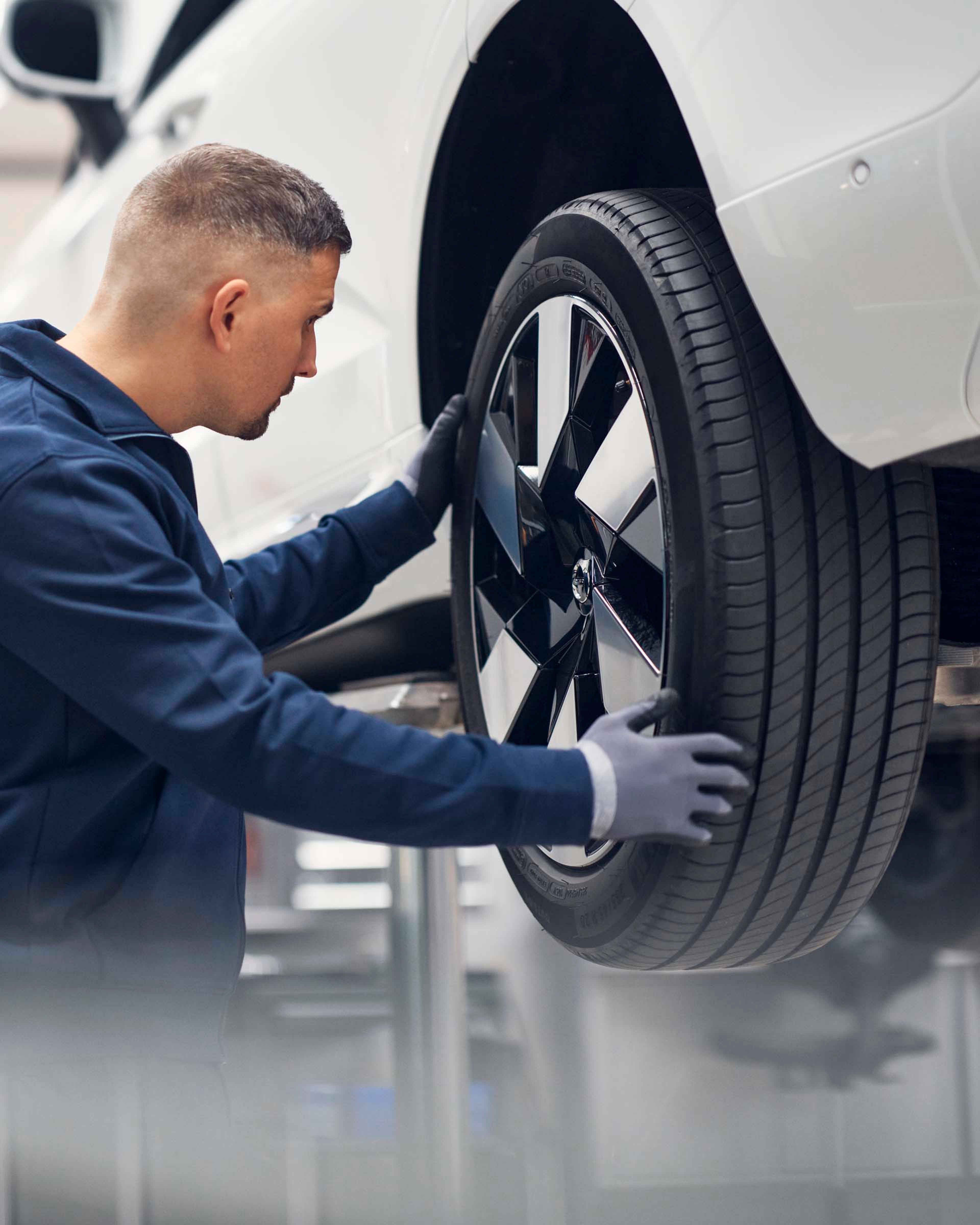 Un mecánico Volvo haciendo comprobaciones en los neumáticos Volvo