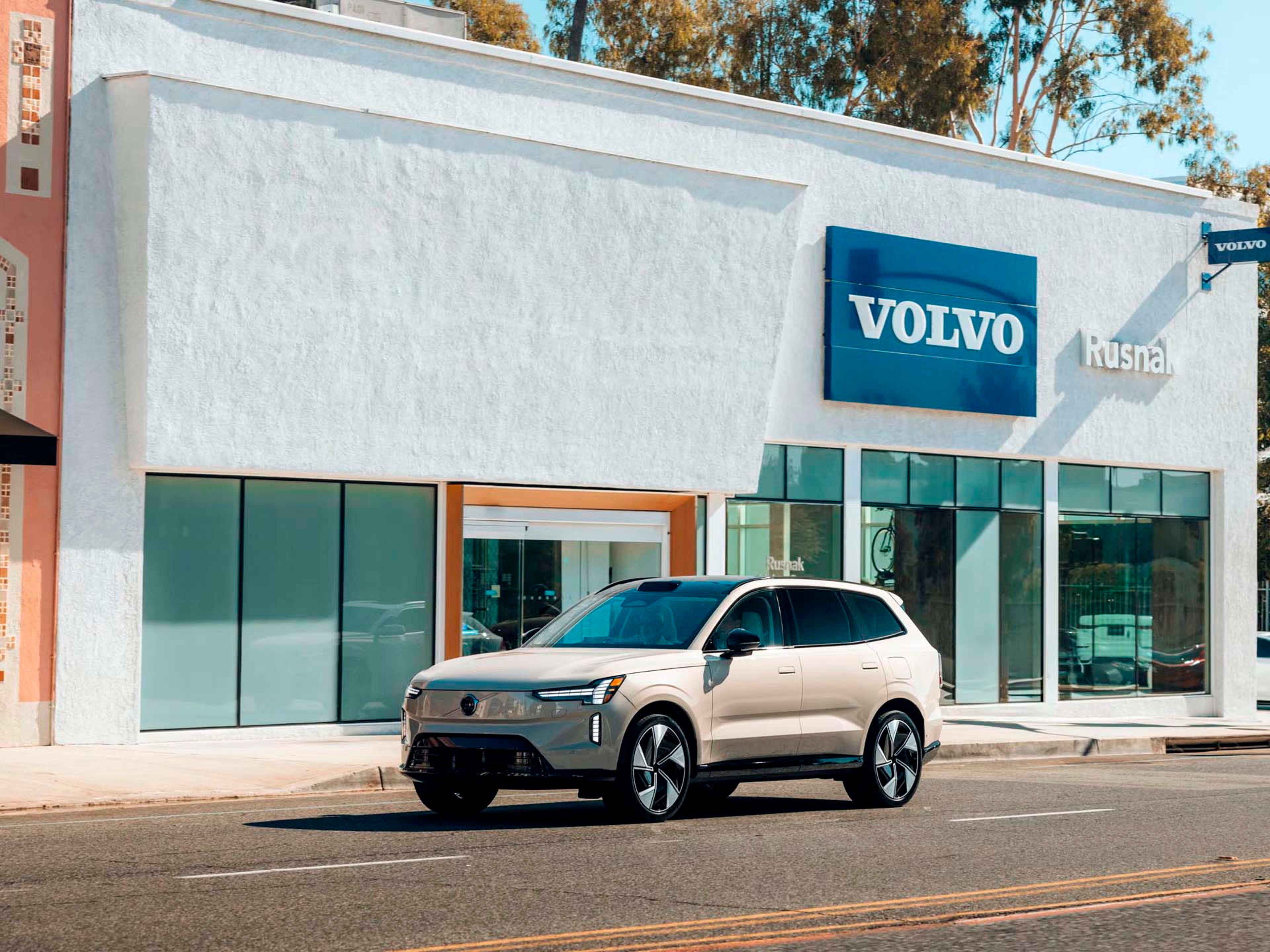 Vehículo EX40 eléctrico a la puerta de un concesionario Volvo