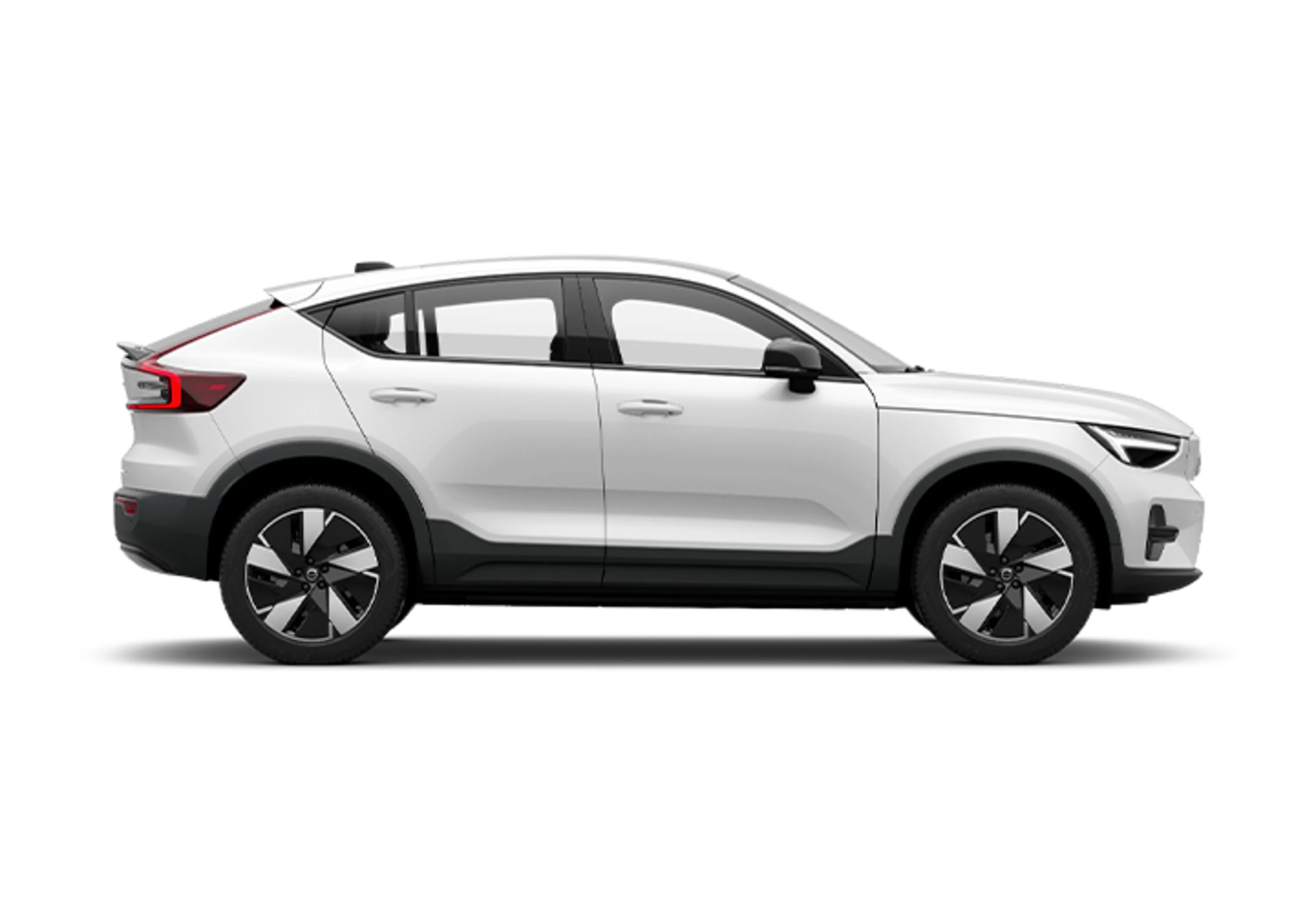 Ein weißer Volvo C40 Crossover auf weißem Hintergrund.