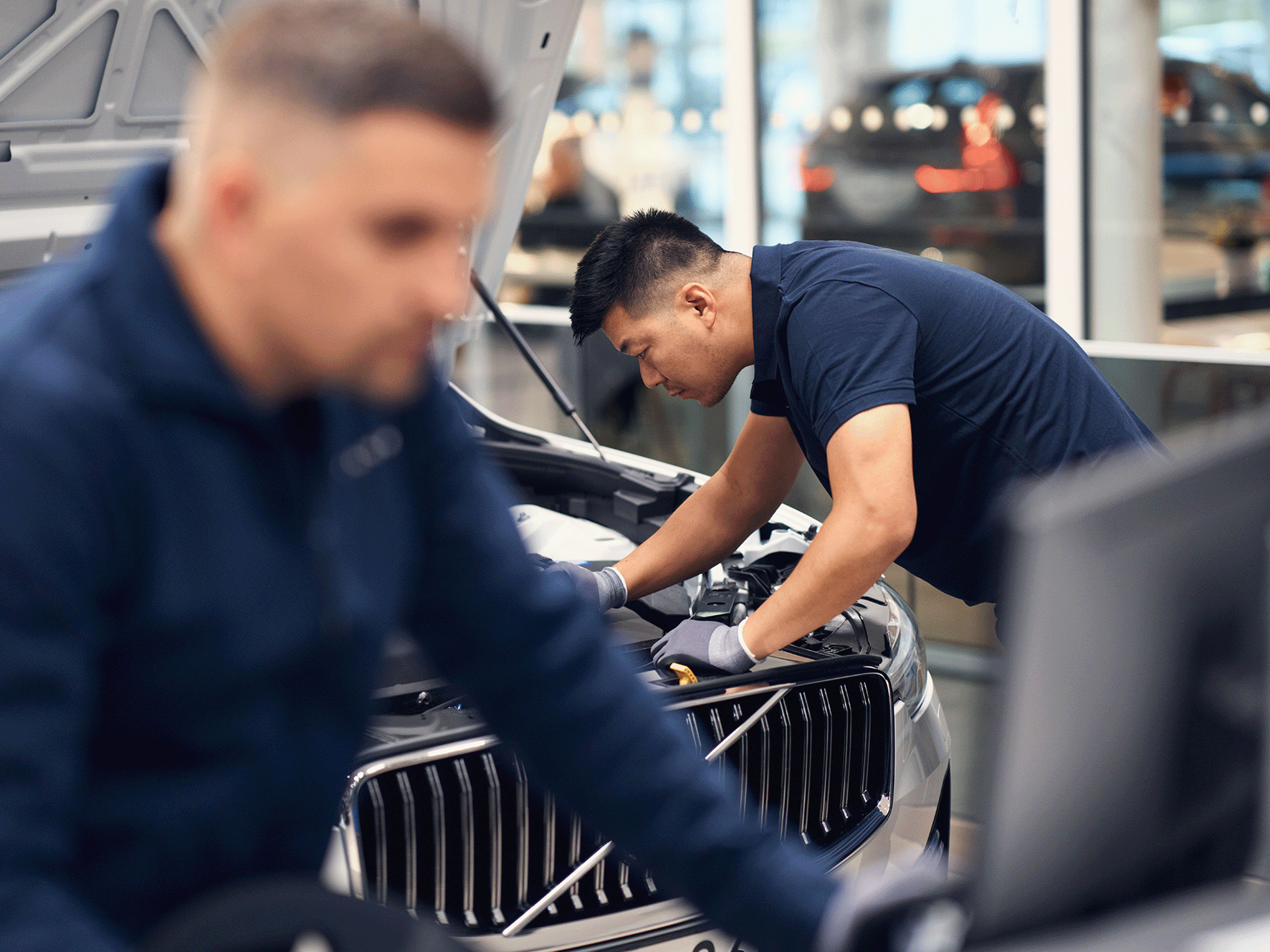 Volvo Mitarbeitende arbeiten an einem Volvo Fahrzeug.