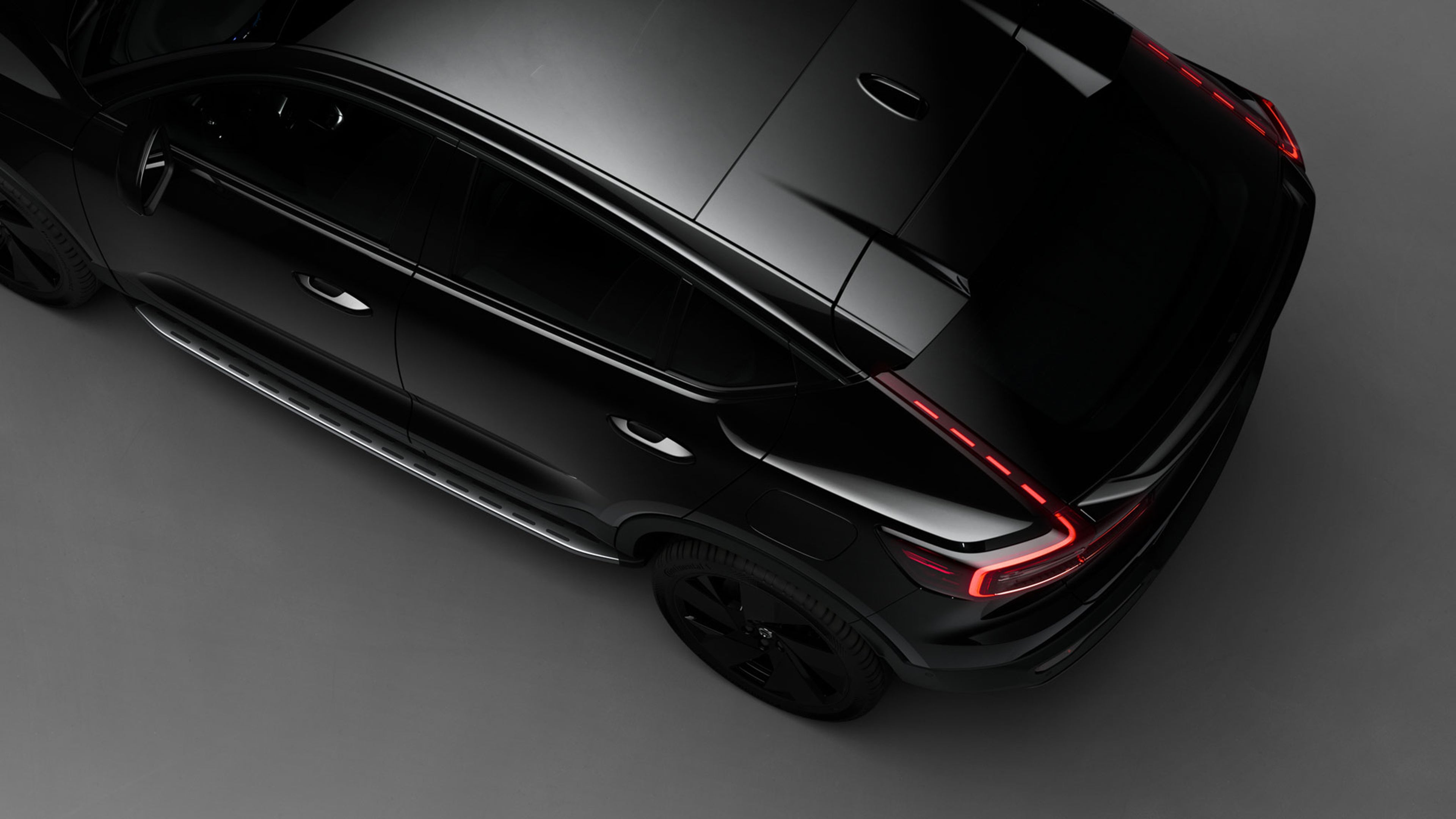 Vue plongeante sur un Volvo EC40 Black Edition, aux lignes épurées et feux arrière LED distinctifs