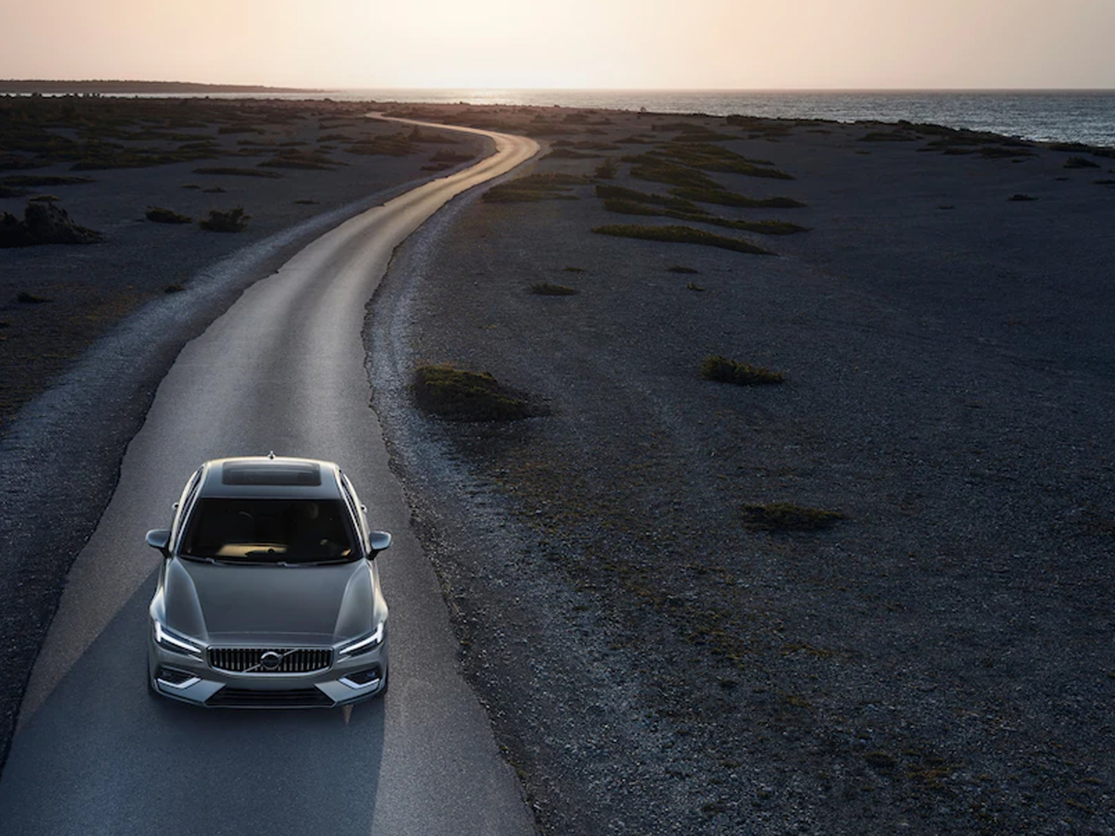 Volvo kjørende på strak vei