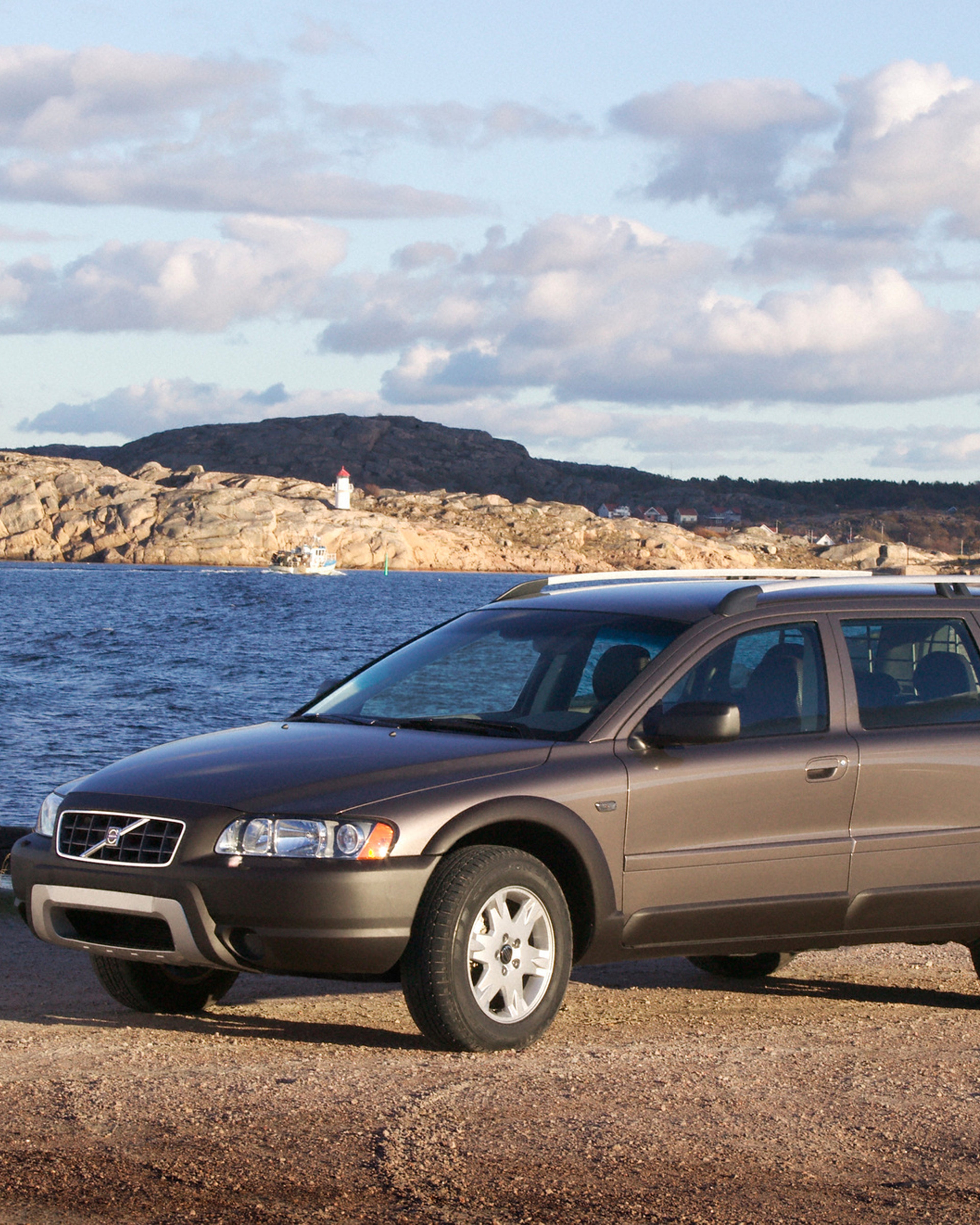 eldre grå XC70 med havet bak i bakgrunnen