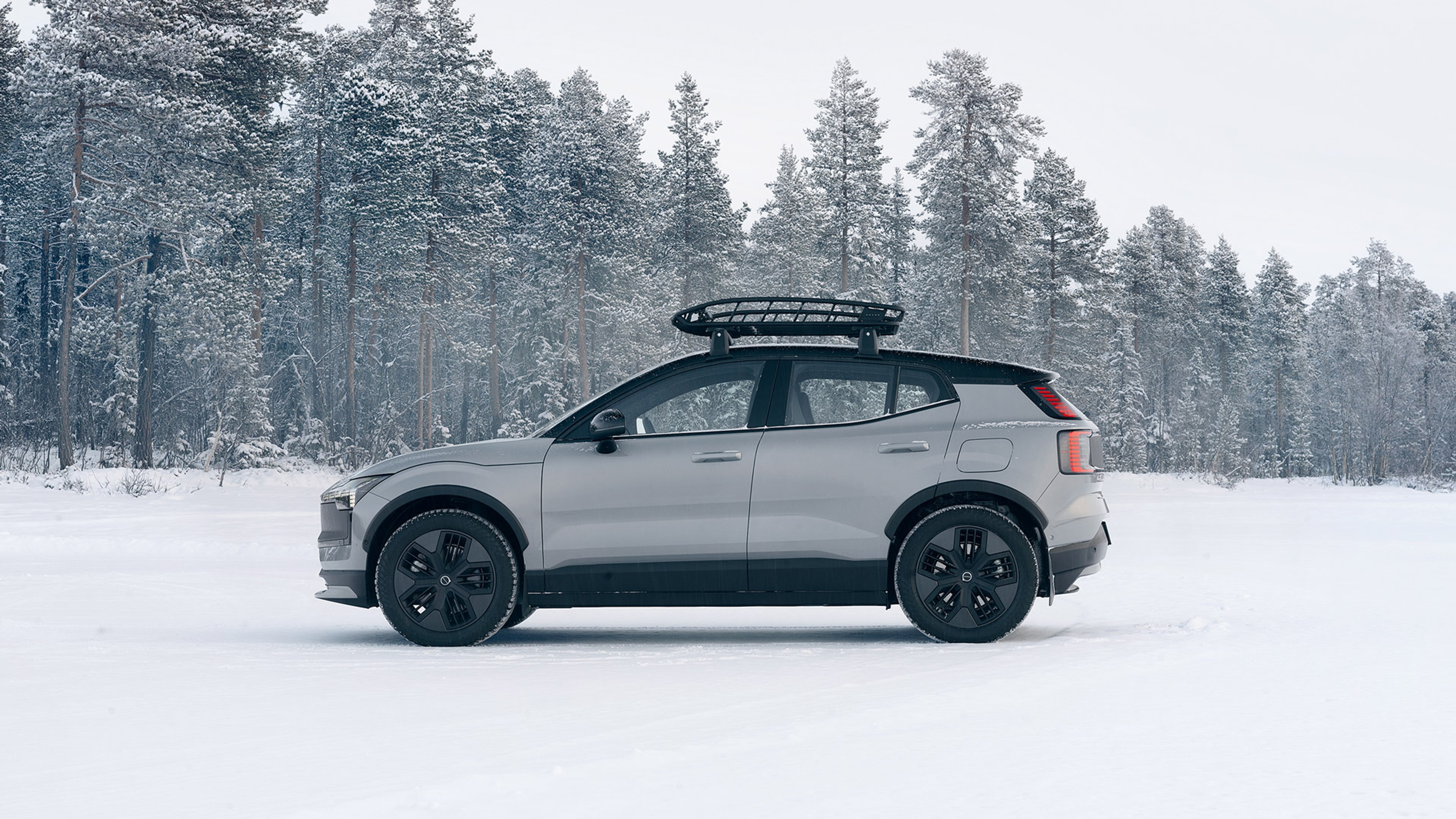 Volvo EX30 Cross Country med lastkorg på taket i ett vintrigt landskap